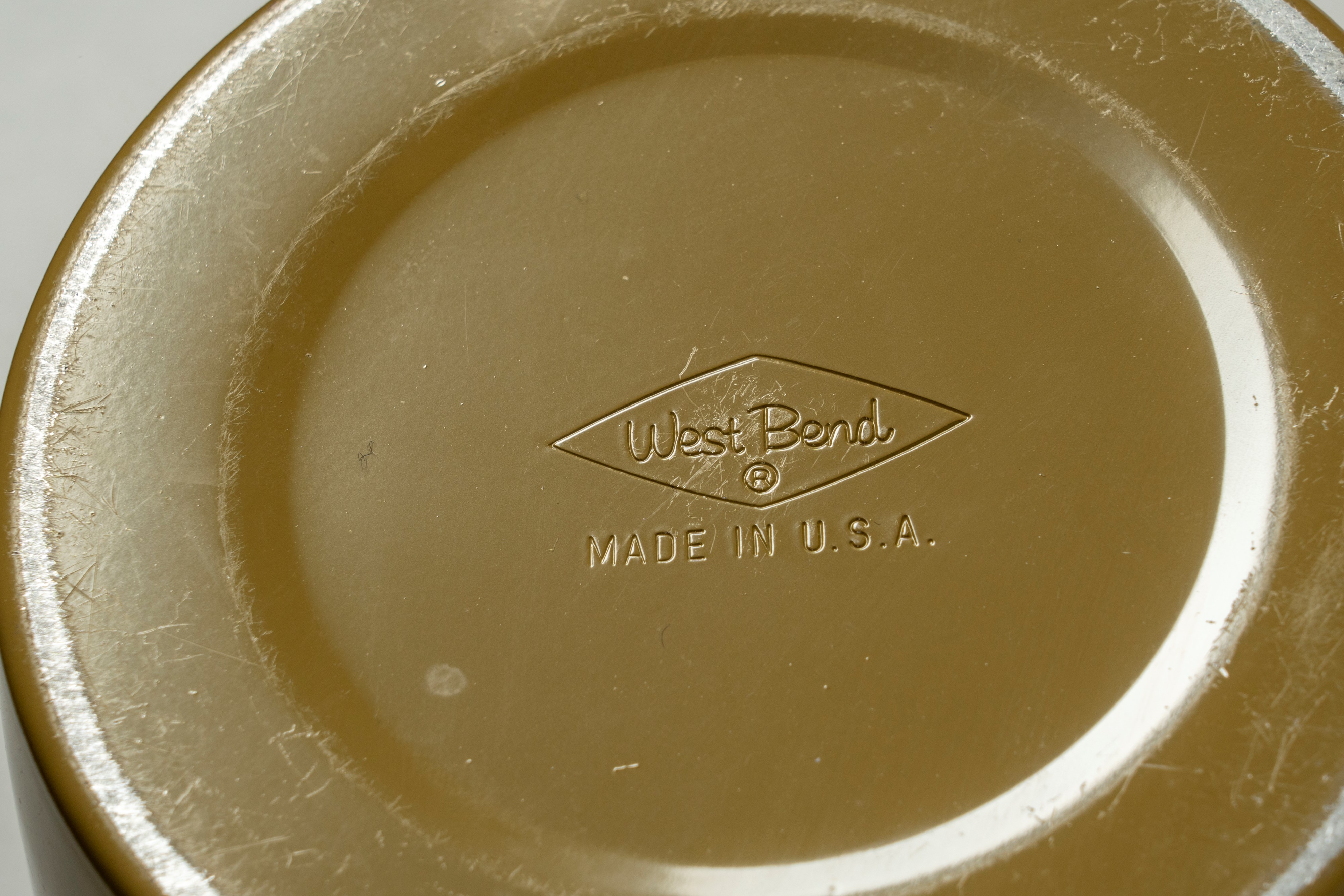 Set di quattro barattoli in latta composto da un porta te, un porta caffe, un porta zucchero e un...