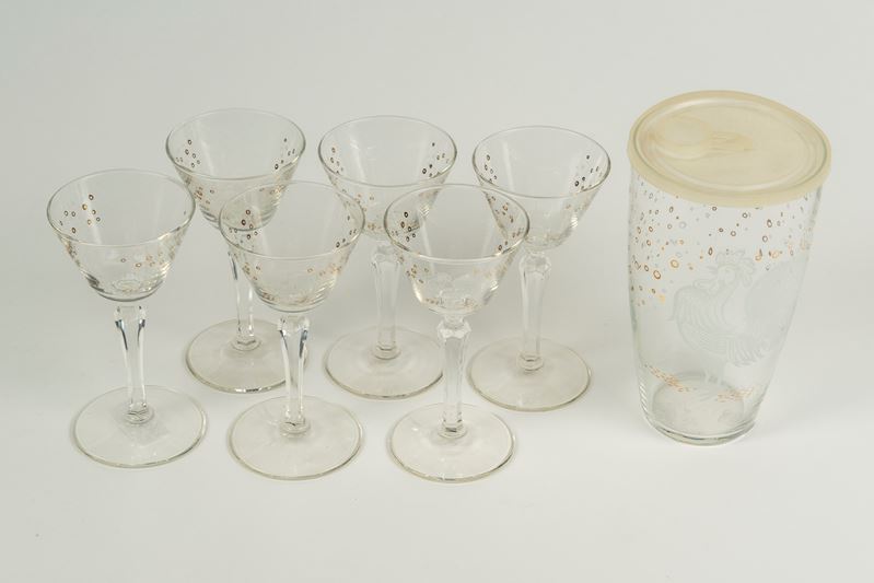 Set da rosolio composto da sei bicchieri, una brocca e un contenitore con tappo in vetro traspare...