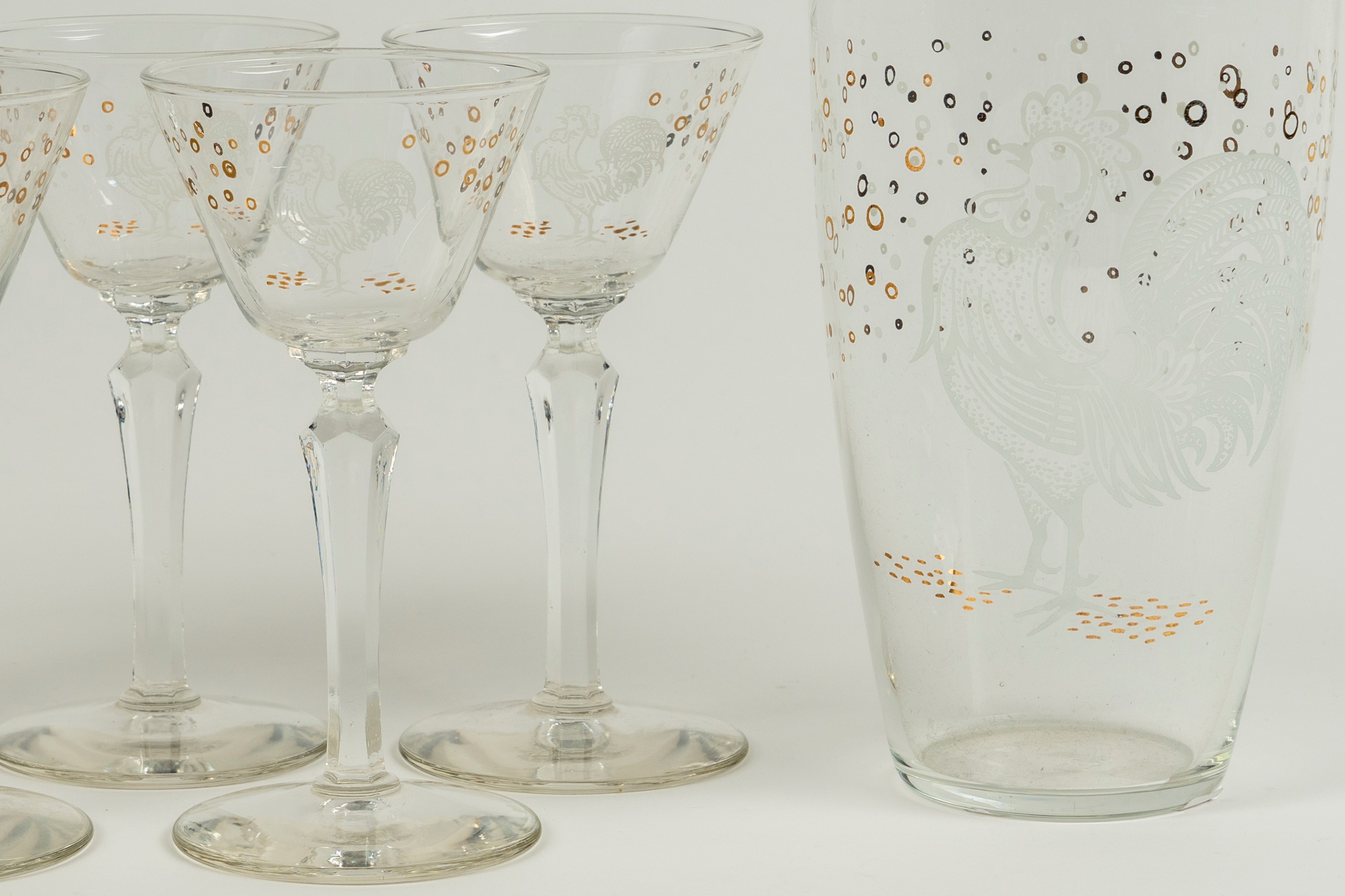 Set da rosolio composto da sei bicchieri, una brocca e un contenitore con tappo in vetro traspare...