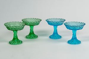 Quattro coppe da gelato in vetro azzurro e verde con decoro spiraliforme e coppa con bordo mosso su piede circolare