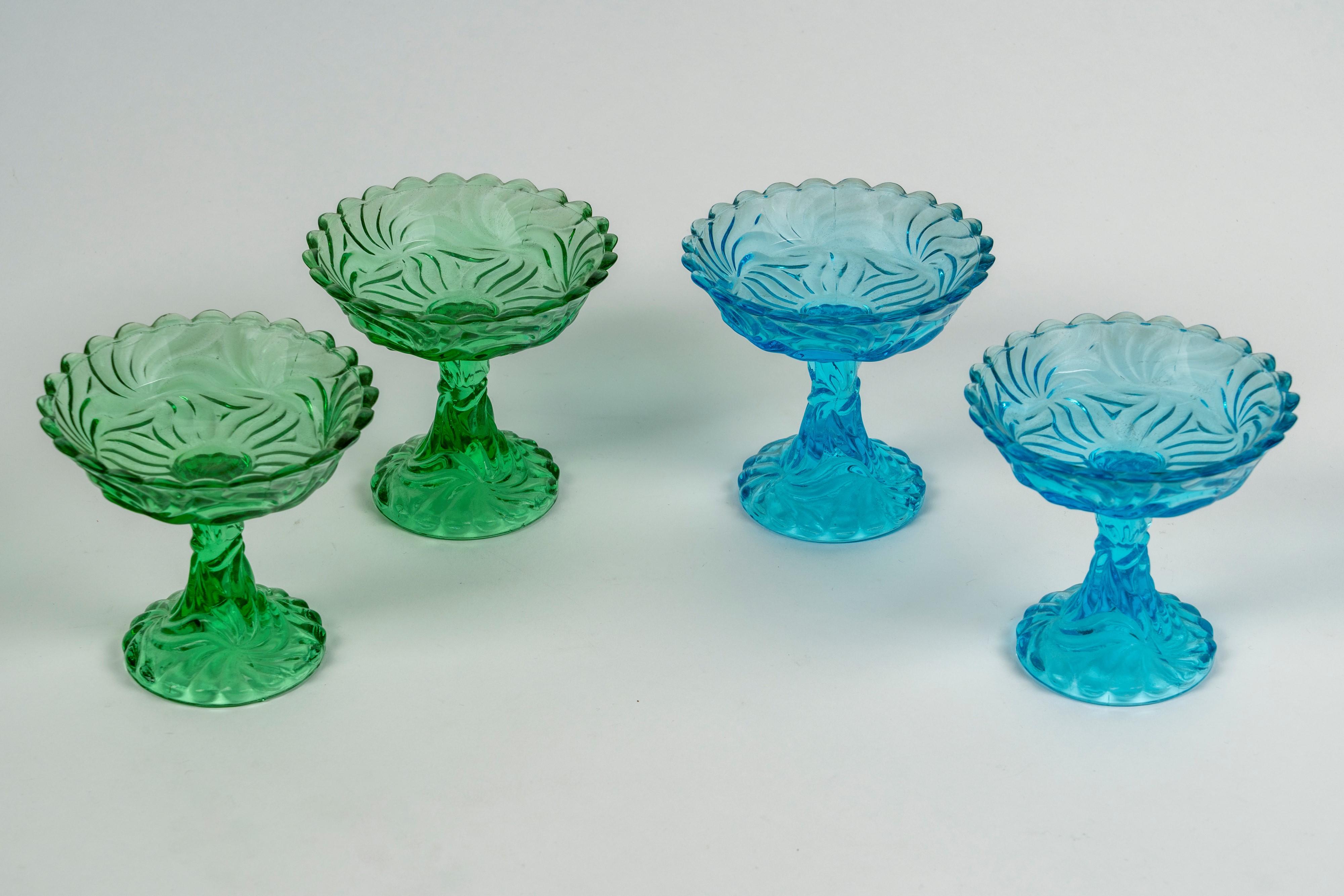 Quattro Coppe da Gelato in Vetro Azzurro e Verde con Decoro Spiraliforme e Coppa con Bordo Mosso ...