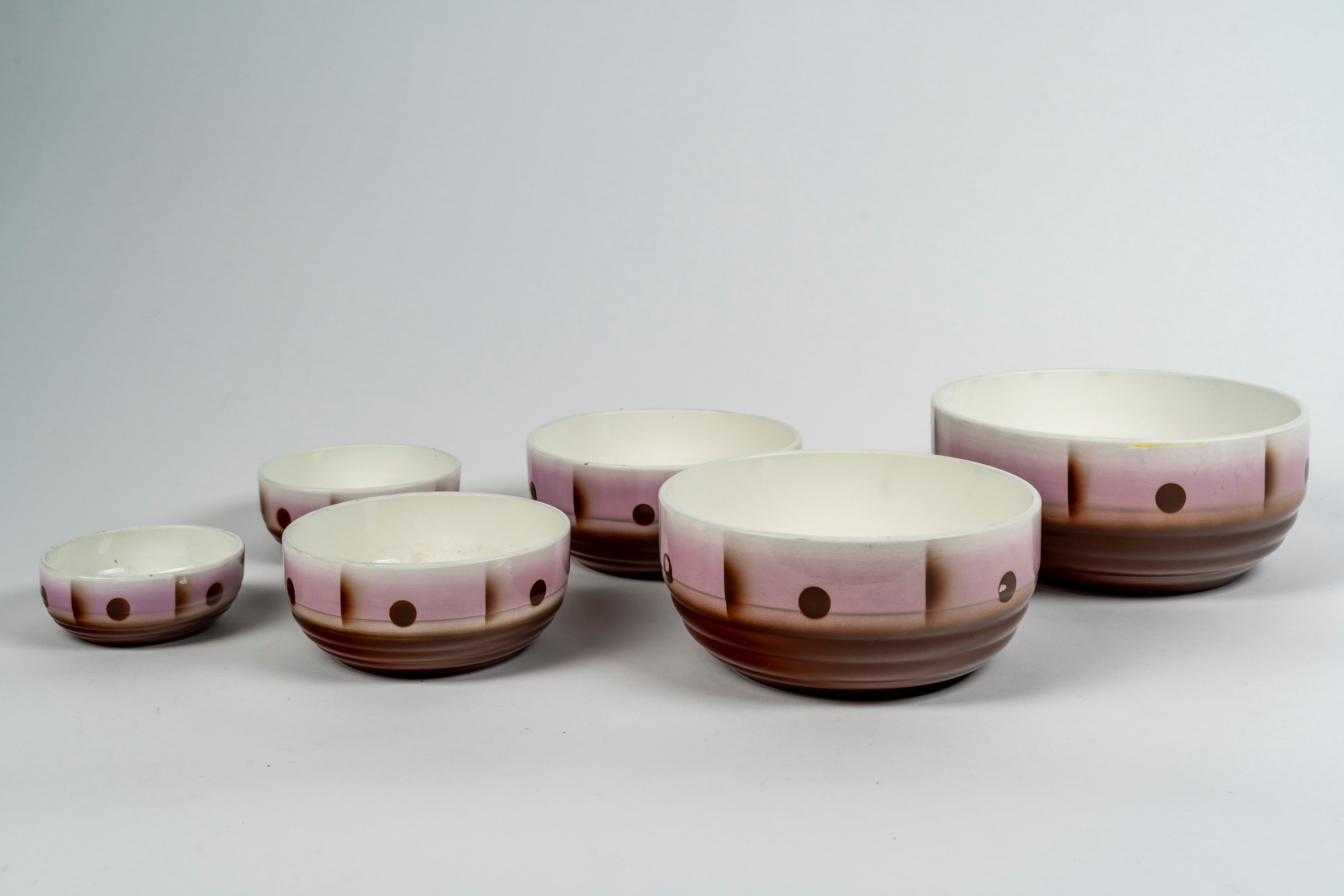Set di sei ciotole in ceramica smaltata nei toni del marrone e del rosa di misure differenti