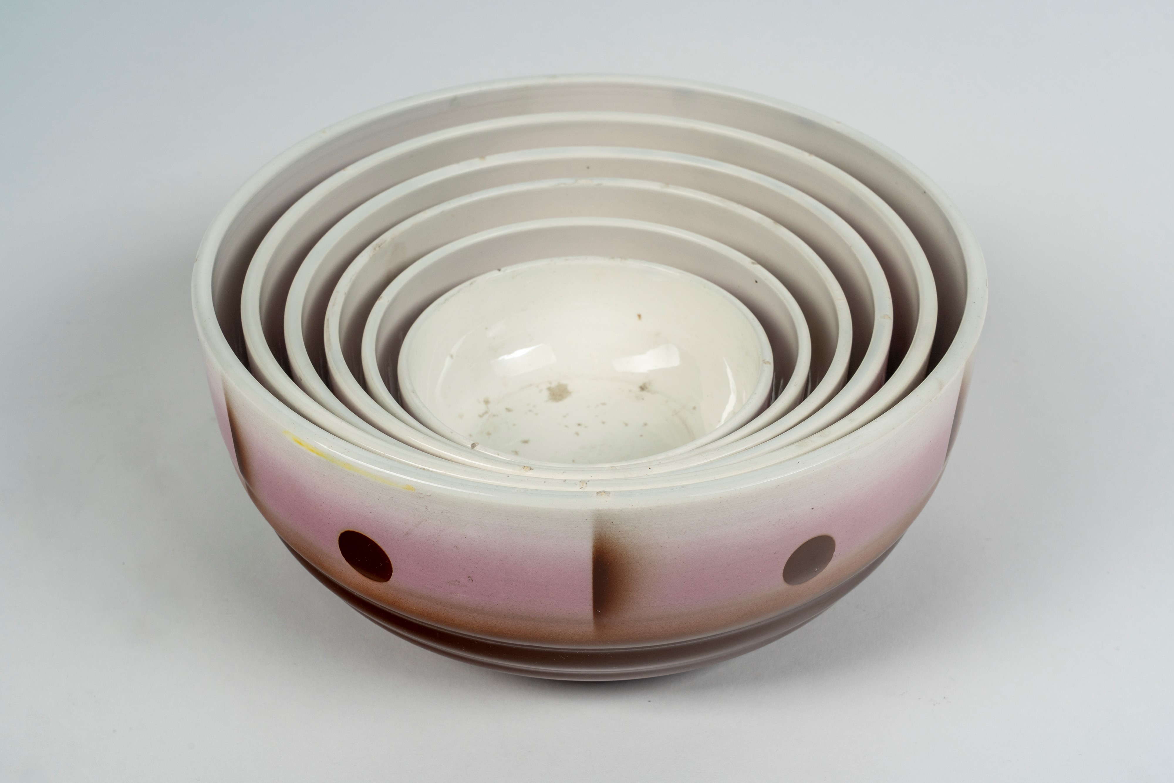 Set di sei ciotole in ceramica smaltata nei toni del marrone e del rosa di misure differenti
