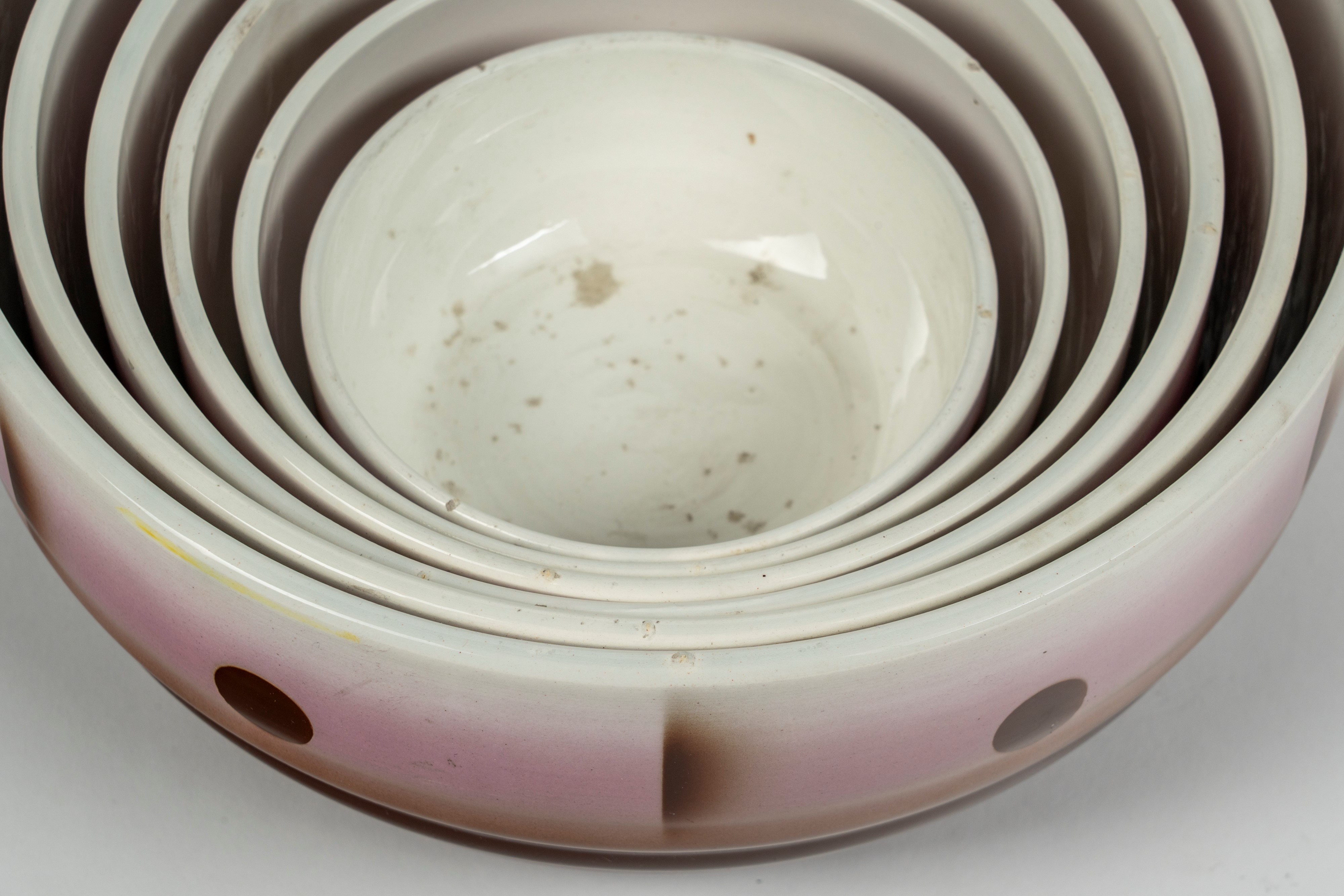 Set di sei ciotole in ceramica smaltata nei toni del marrone e del rosa di misure differenti