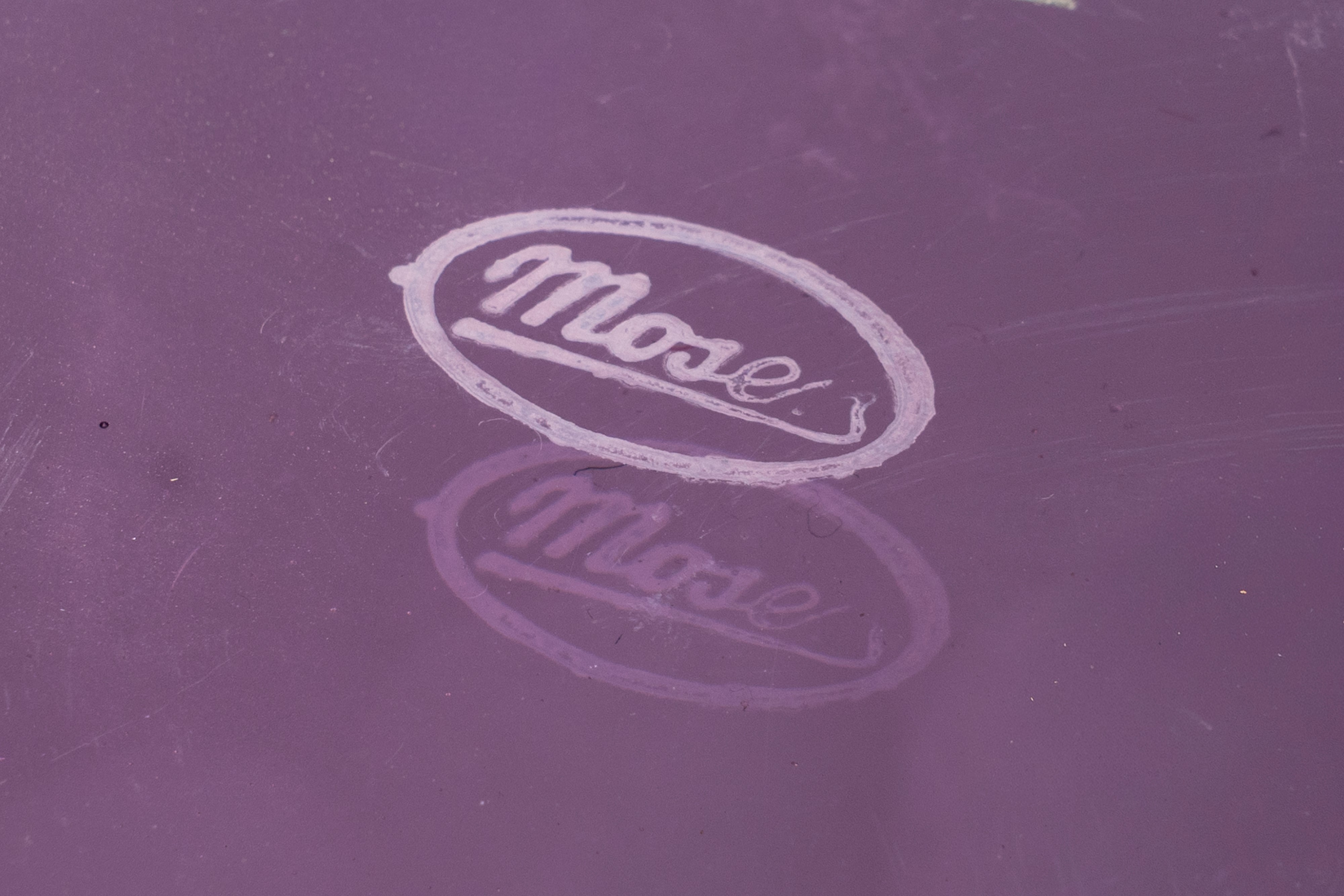 Moser. Piccolo decanter in vetro color ametista con collo scanalato e tappo a cuspide sfaccettato...