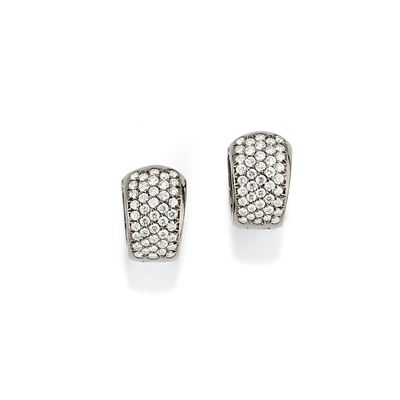 Orecchini a cerchio in oro bianco brunito 18k con diamanti