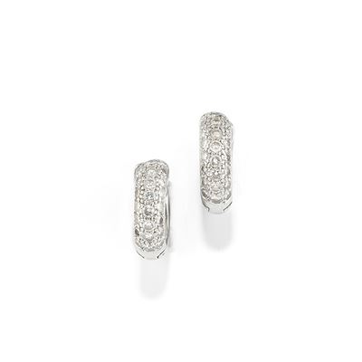 Orecchini a cerchio con diamanti, in oro bianco 18k