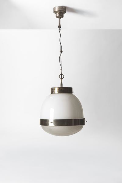 Lampada a sospensione modello 'Delta', ottone nichelato e vetro opalino, 1960
