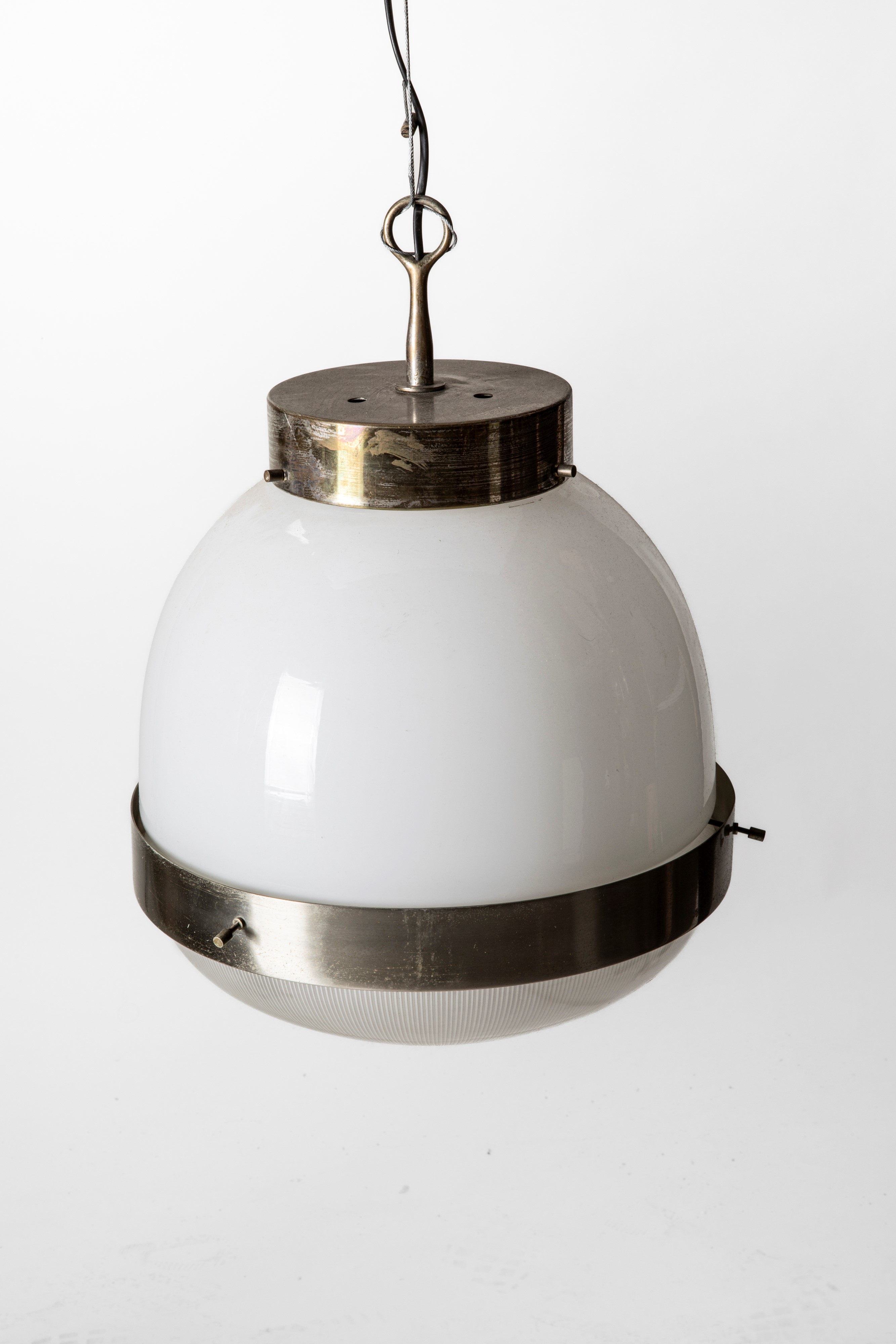 Sergio Mazza - Lampada a sospensione modello 'Delta', ottone nichelato e vetro opalino, 1960