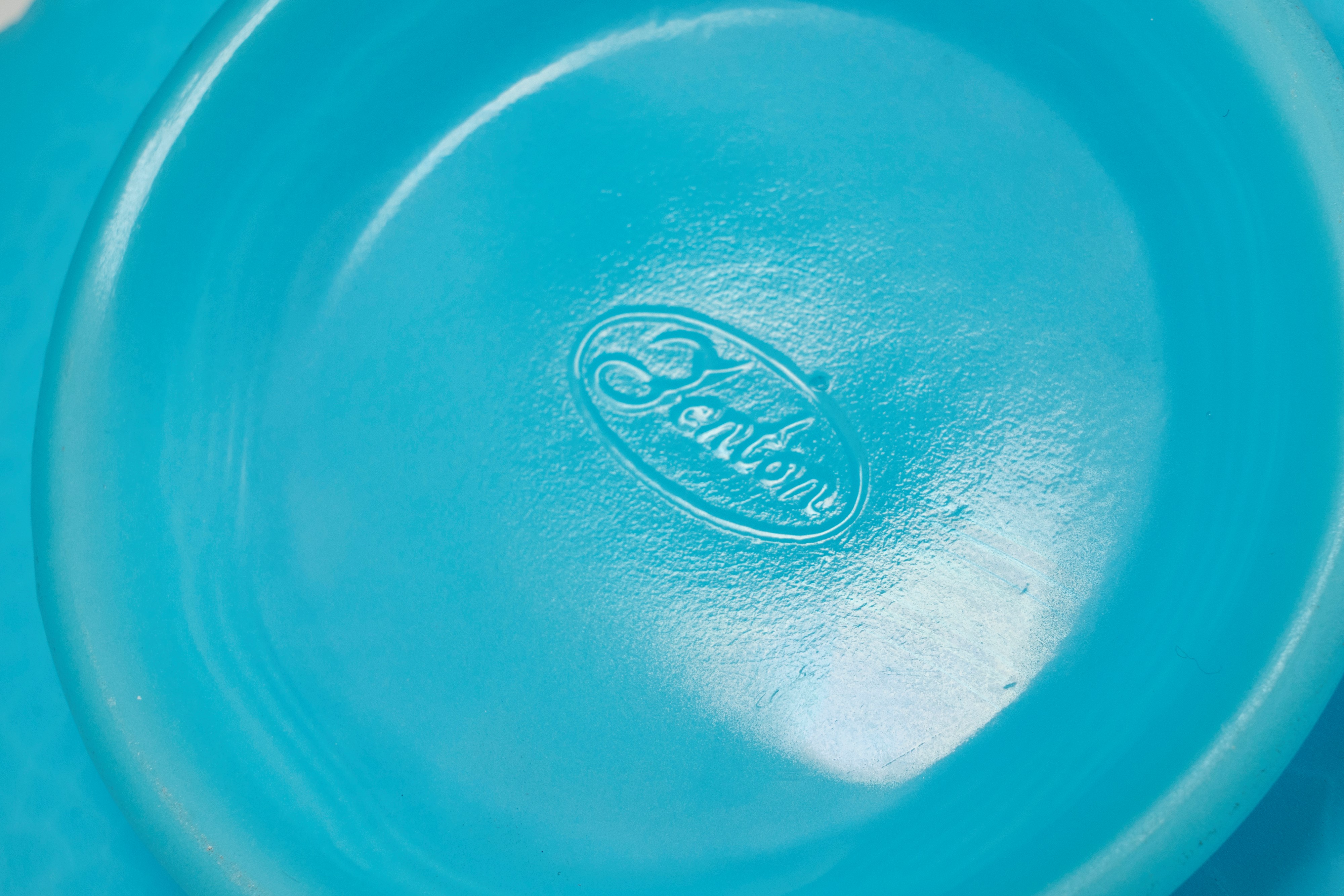 Cestino Fenton rotondo in vetro blue satin con manico arcuato e bordo mosso decorato a rilievo a ...