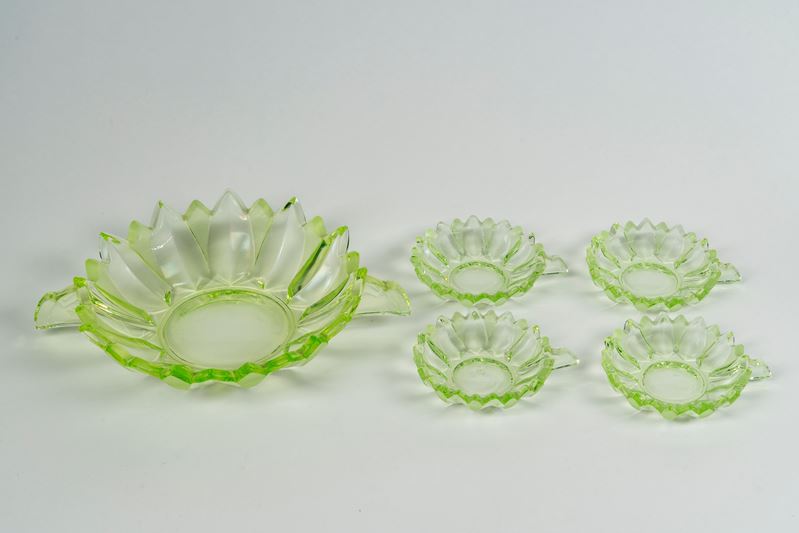 Set da macedonia composto da una ciotola biansata e quattro ciotoline in vetro verde a foglia di ...