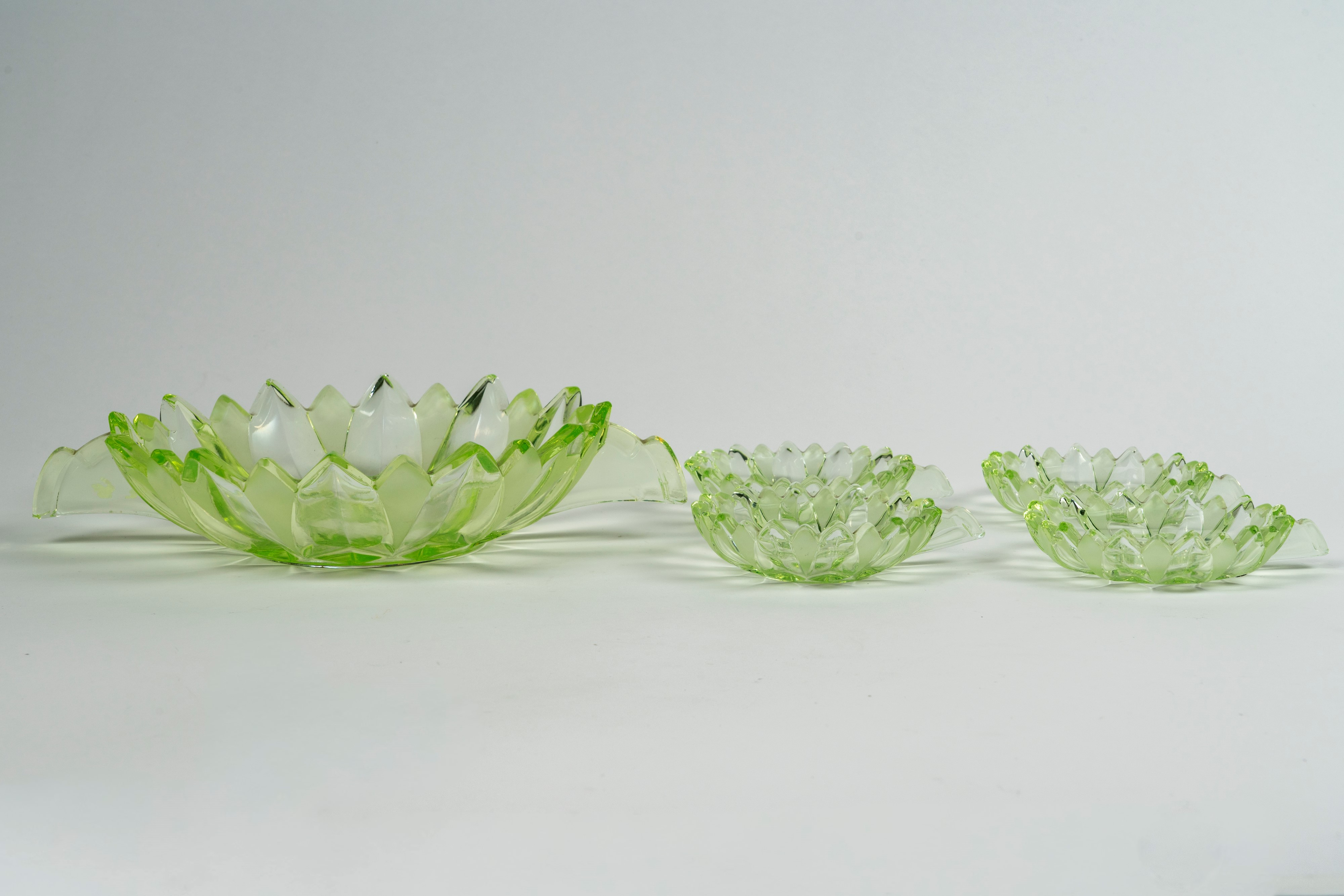 Set da macedonia composto da una ciotola biansata e quattro ciotoline in vetro verde a foglia di ...