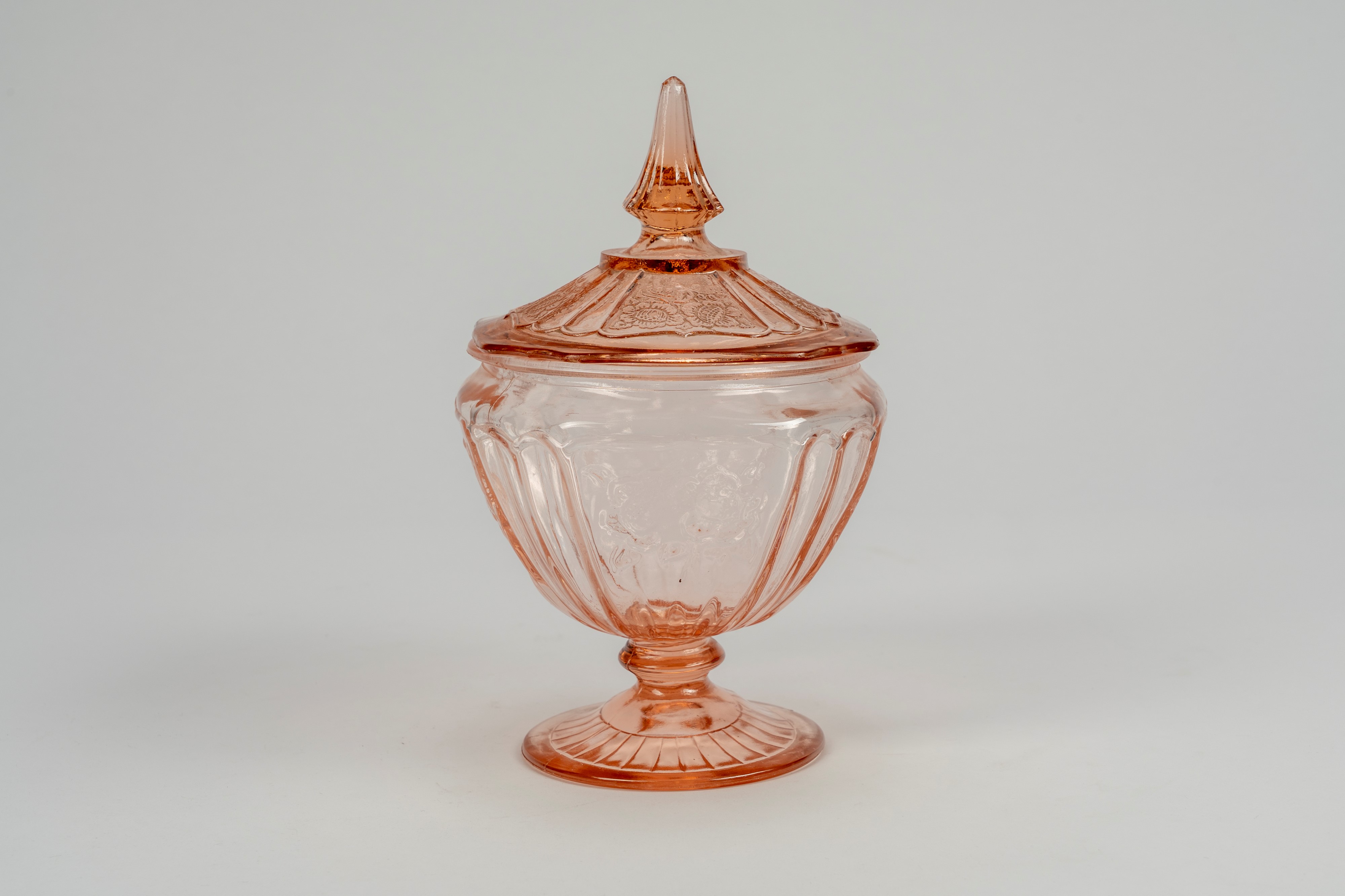 Lotto composto da due porta bon bon con coperchio uno in vetro verde costolato e l'altro in vetro...