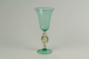 Calice in vetro di murano verde spiraliforme con stelo con inclusioni in oro e applicazioni laterali spiraliformi, firmato alla base