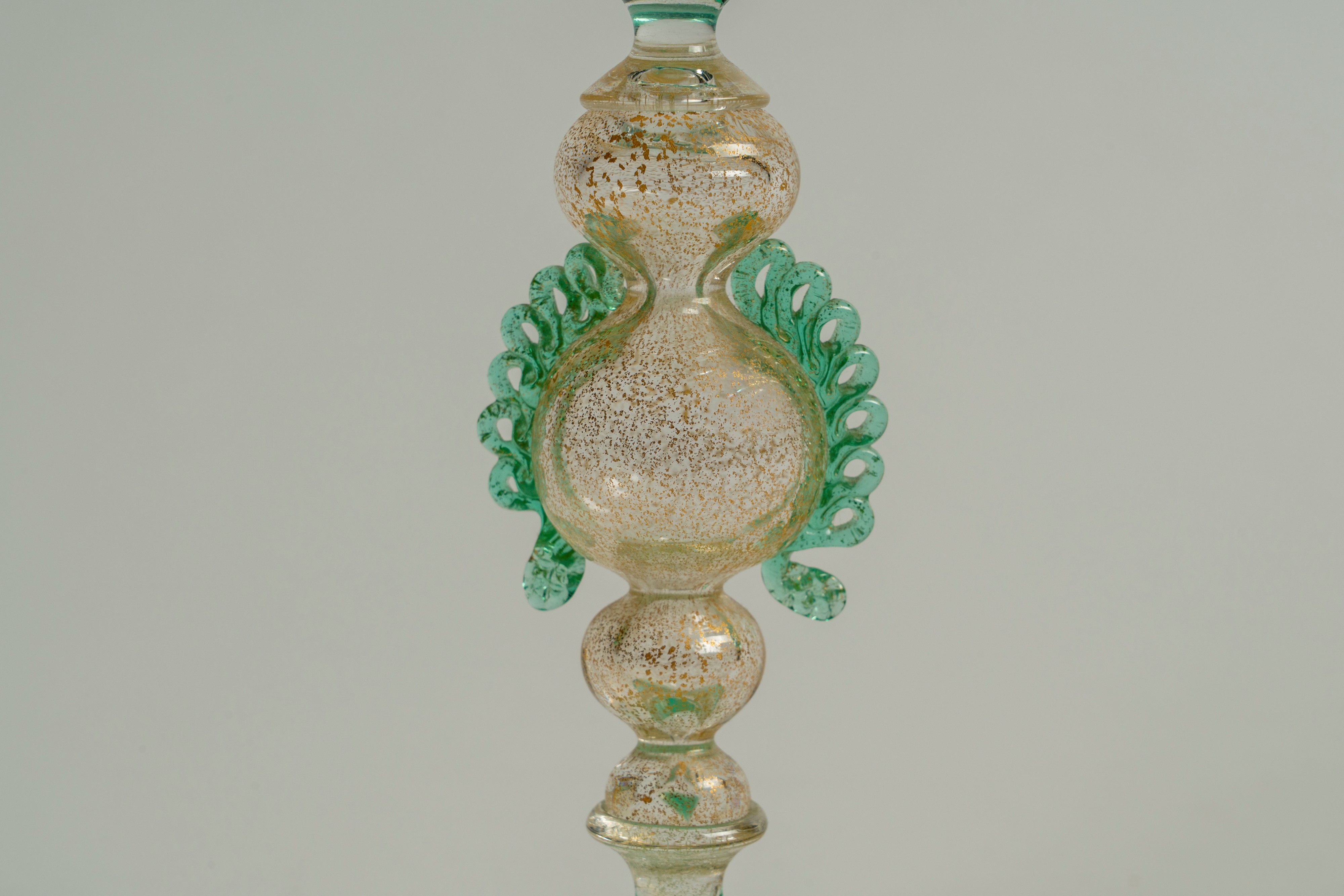 Calice in vetro di murano verde spiraliforme con stelo con inclusioni in oro e applicazioni later...