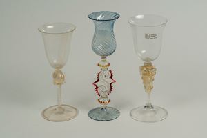 Tre calici in vetro di Murano trasparente e policromo con steli decorati a differenti motivi