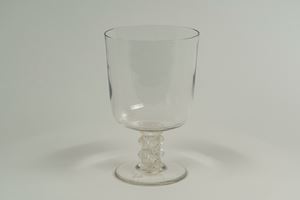 Lalique. France. Grande coppa in vetro trasparente con sostegno decorato a bugnature a rilievo su piede circolare