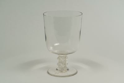 Lalique. France. Grande Coppa in Vetro Trasparente con Sostegno Decorato a Bugnature a Rilievo su...