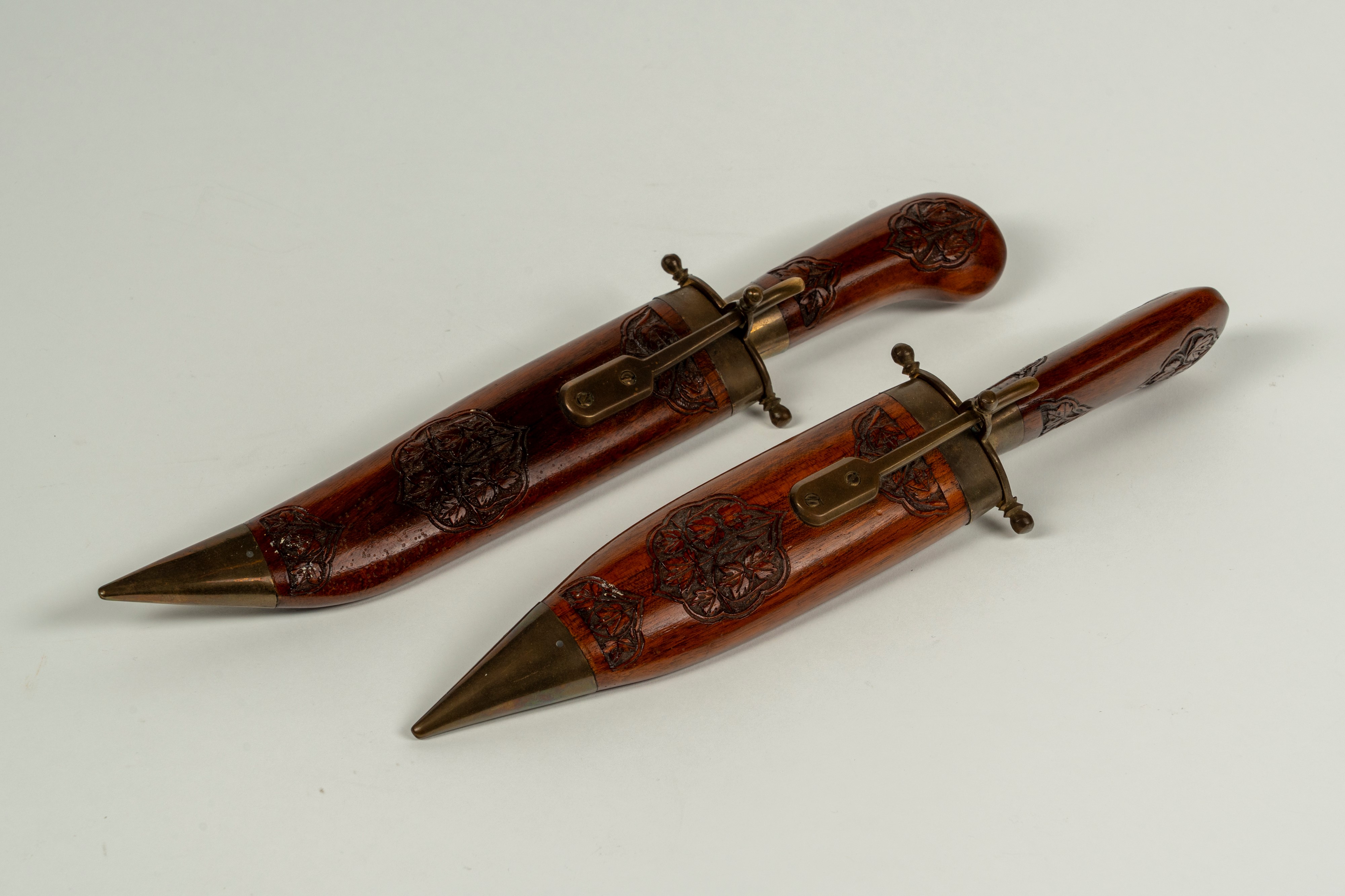 Set da arrosto composto da forchettone e coltello in custodia a forma di pugnali in legno inciso ...