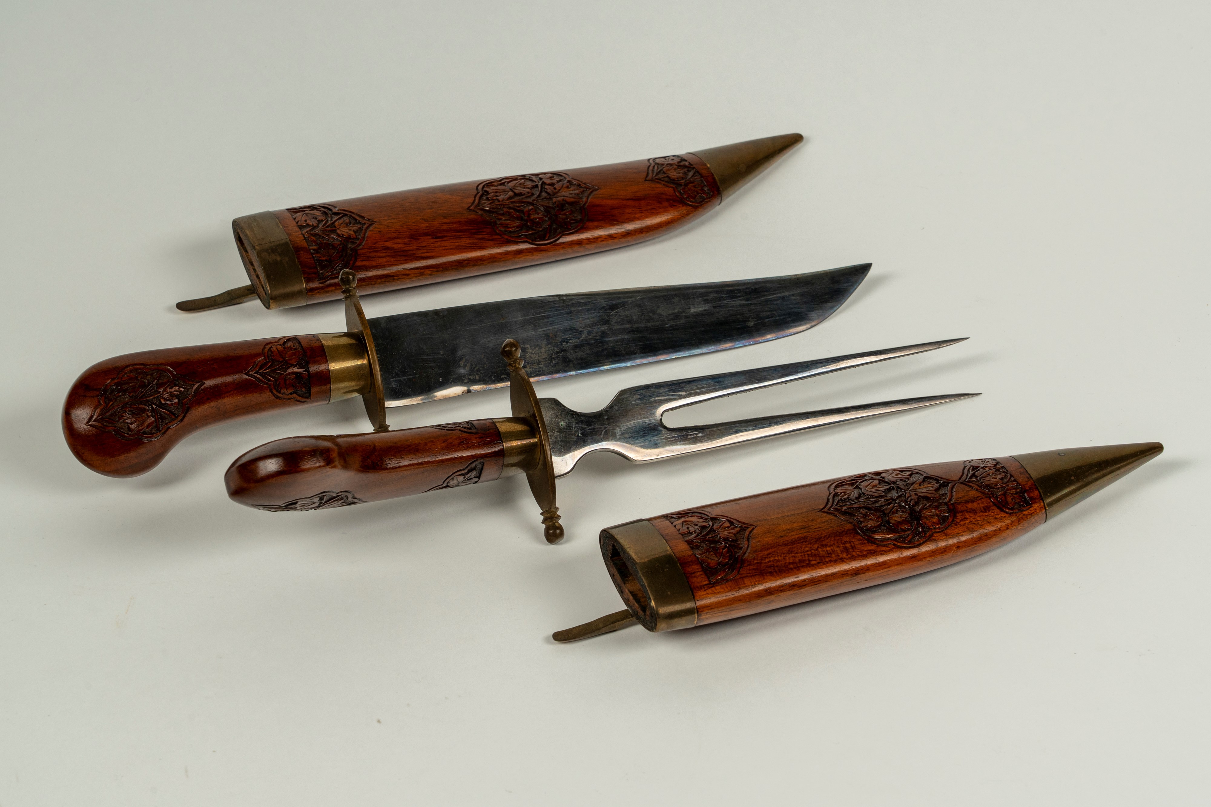 Set da arrosto composto da forchettone e coltello in custodia a forma di pugnali in legno inciso ...