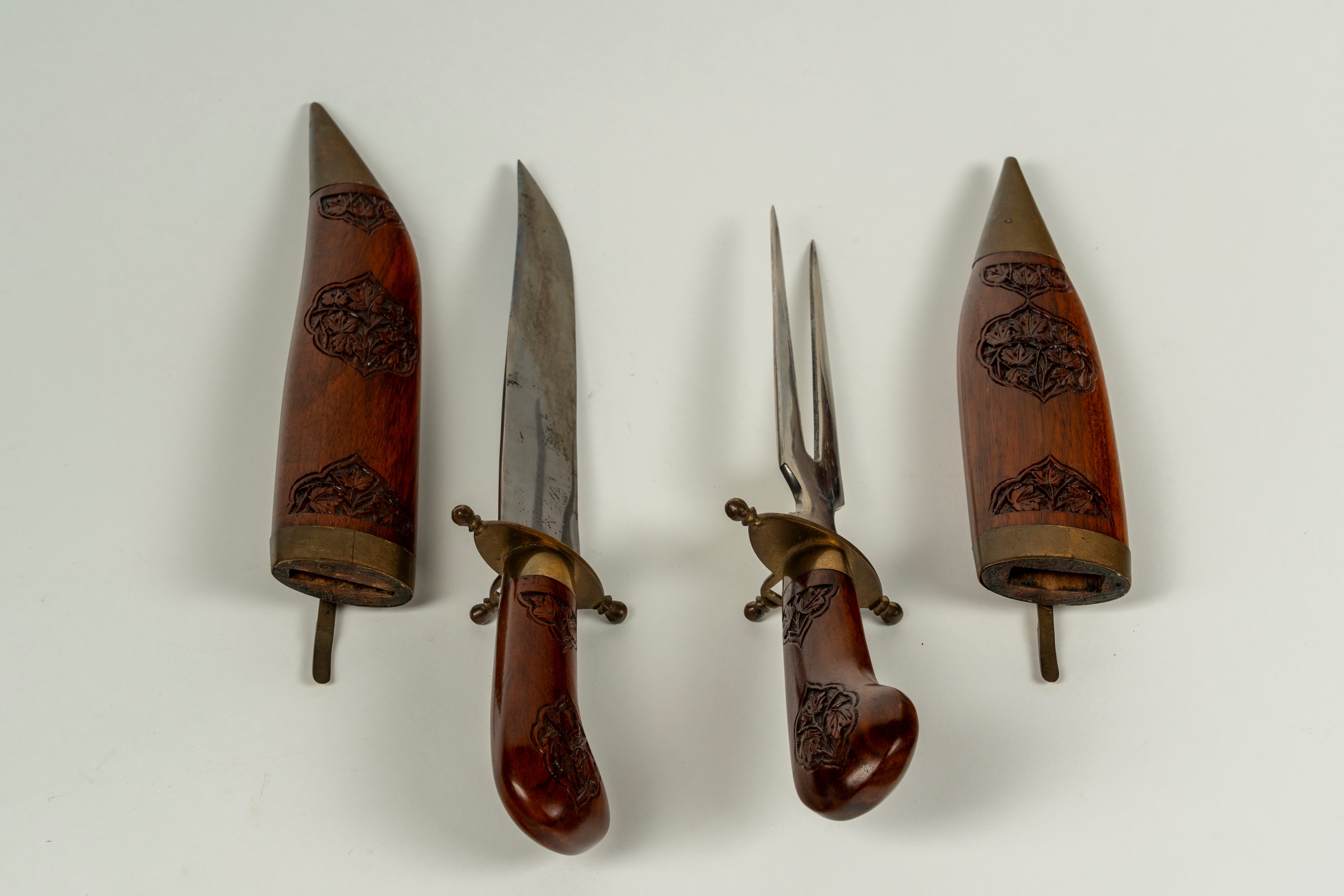 Set da arrosto composto da forchettone e coltello in custodia a forma di pugnali in legno inciso ...