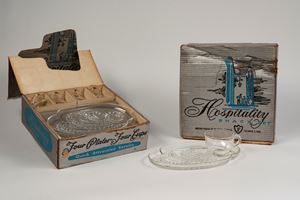 Due Snack set composti da quattro tazze e quattro vassoietti di forma mossa con decoro a rami fogliati in vetro trasparente