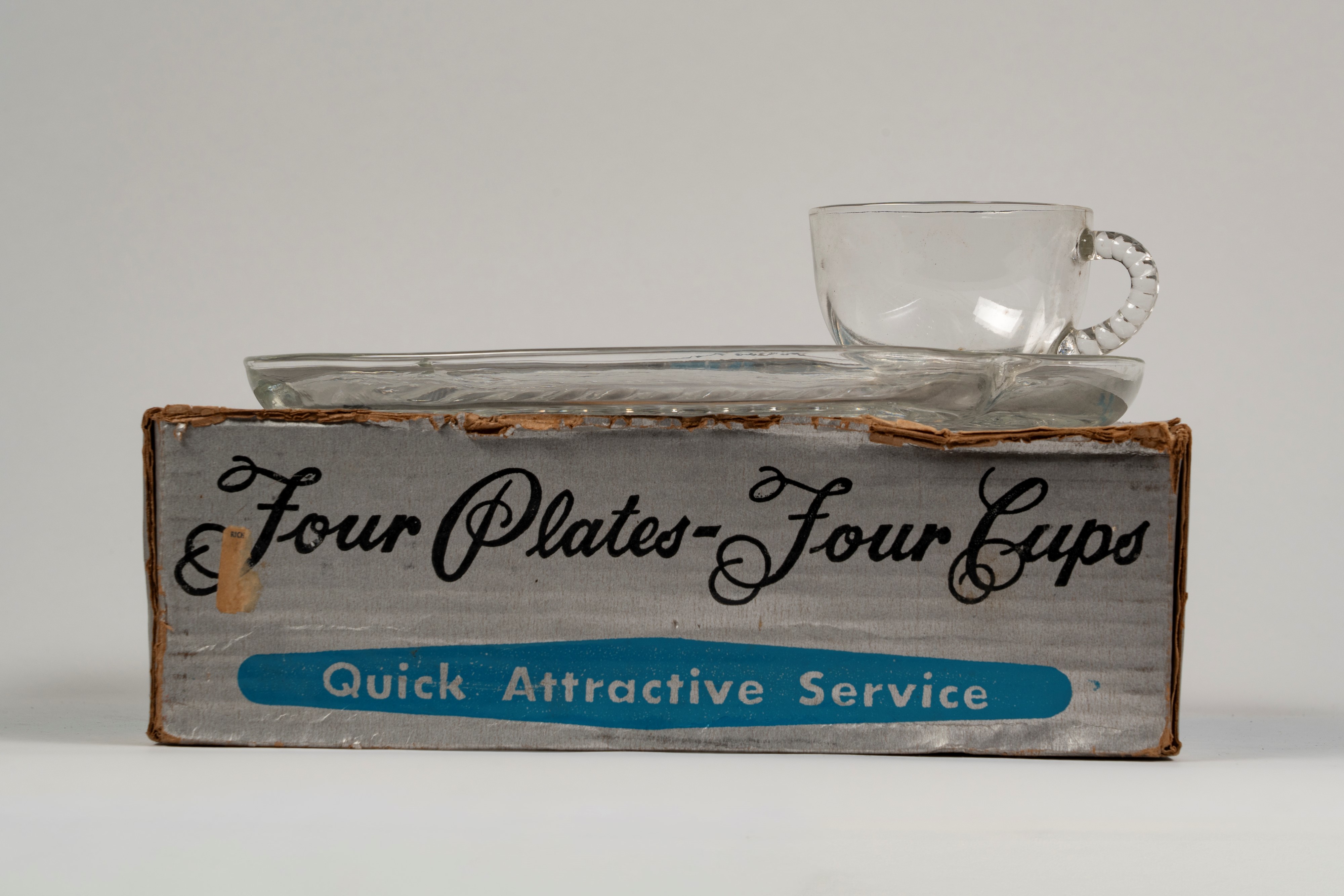 Due Snack set composti da quattro tazze e quattro vassoietti di forma mossa con decoro a rami fog...