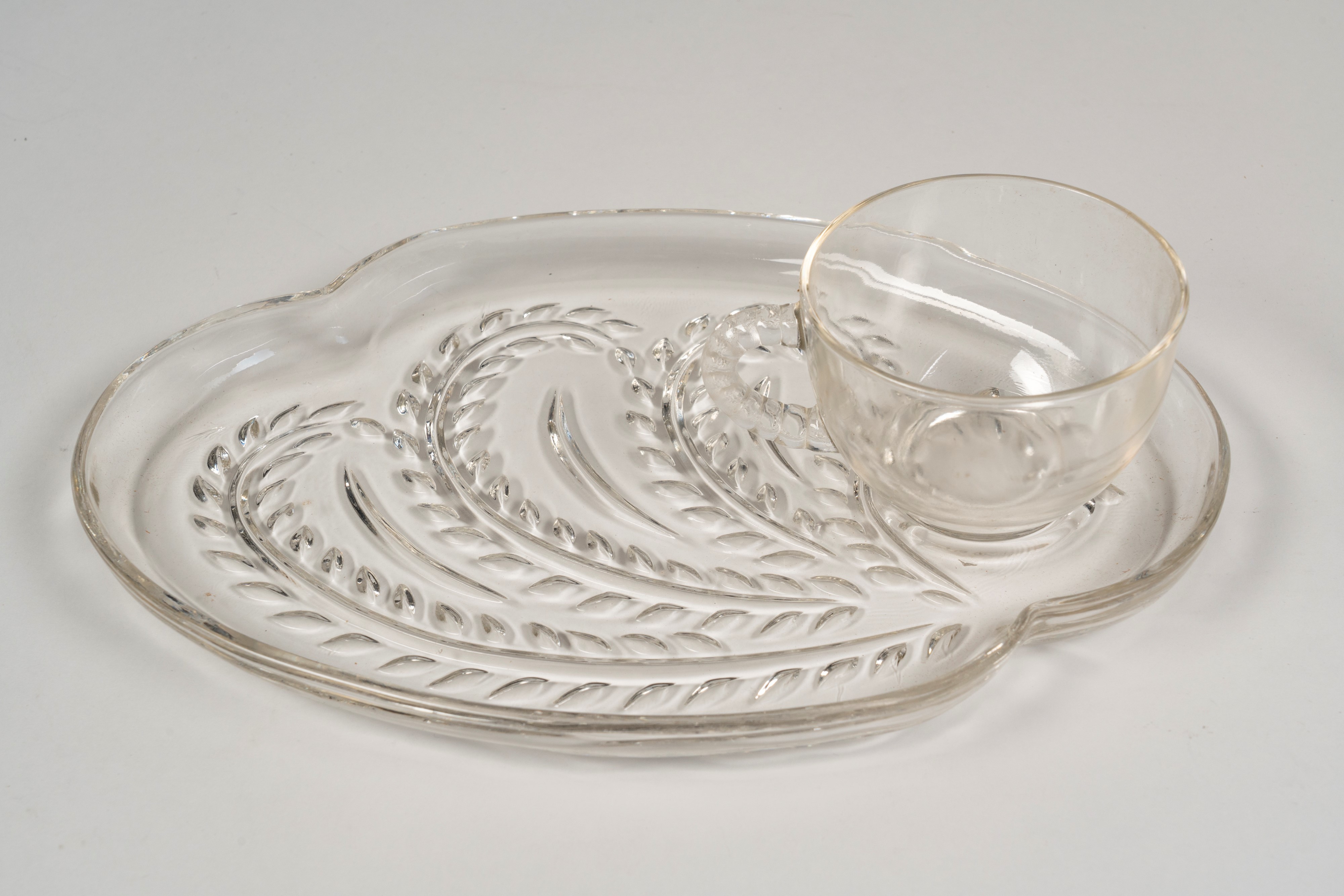 Due Snack set composti da quattro tazze e quattro vassoietti di forma mossa con decoro a rami fog...