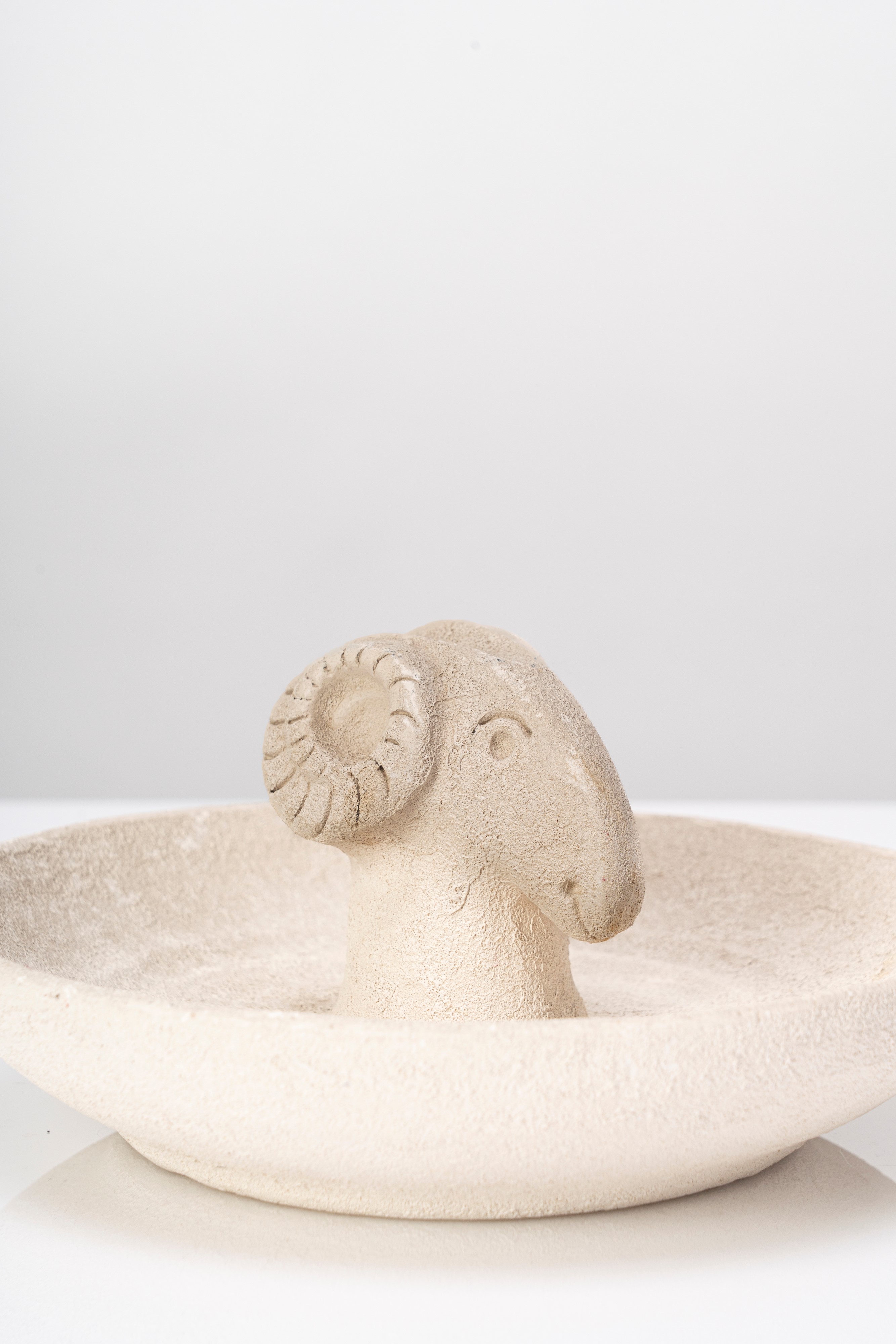 Centrotavola con testa di ariete