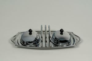 Double butter dish in ottone cromato con pomelli in bachelite, vassoio biansato con maniglia tripla centrale