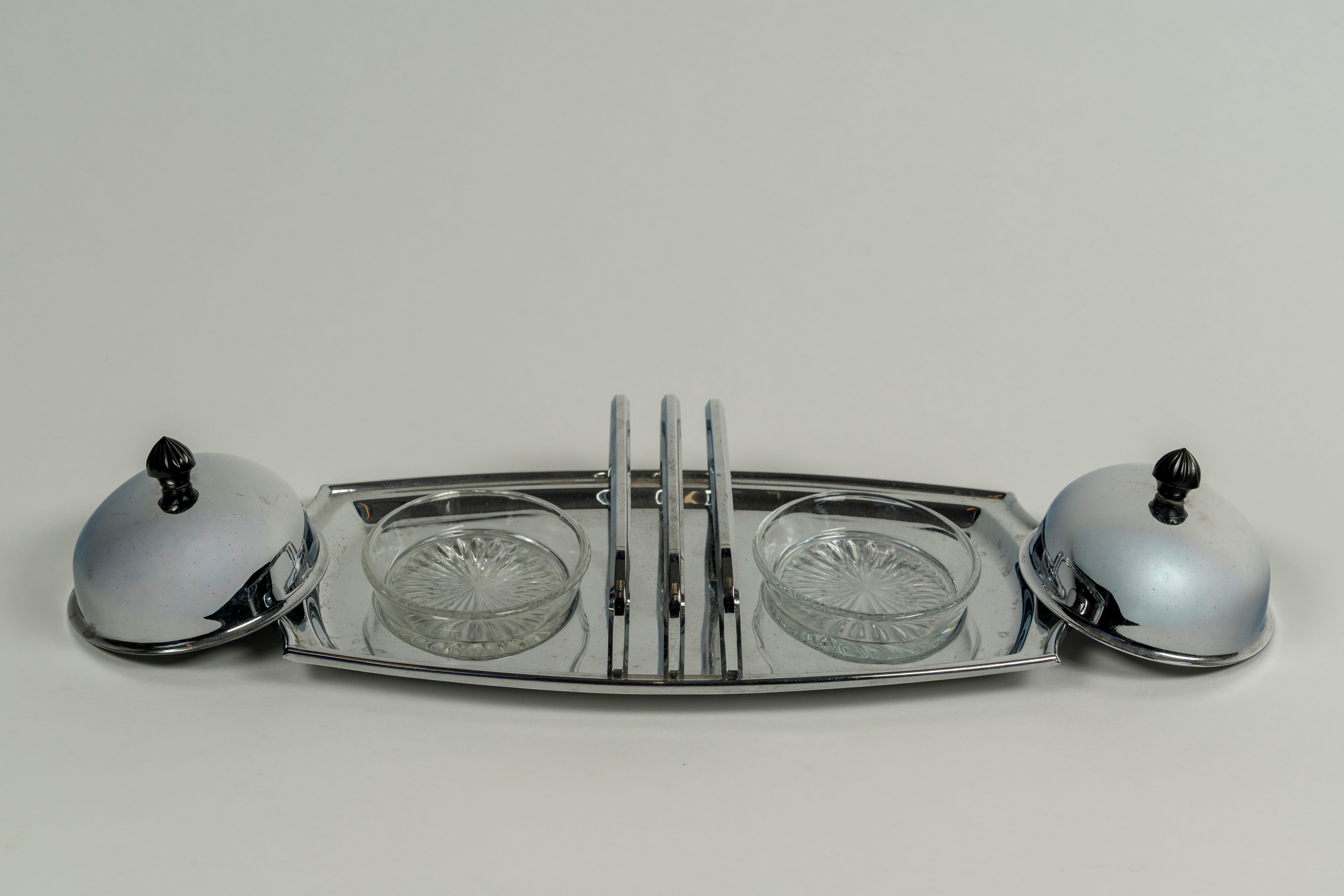 Double butter dish in ottone cromato con pomelli in bachelite, vassoio biansato con maniglia trip...