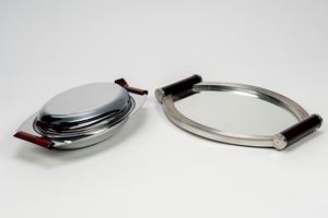 Vassoio biansato specchiato e un piatto da portata con coperchio in metallo cromato e bachelite