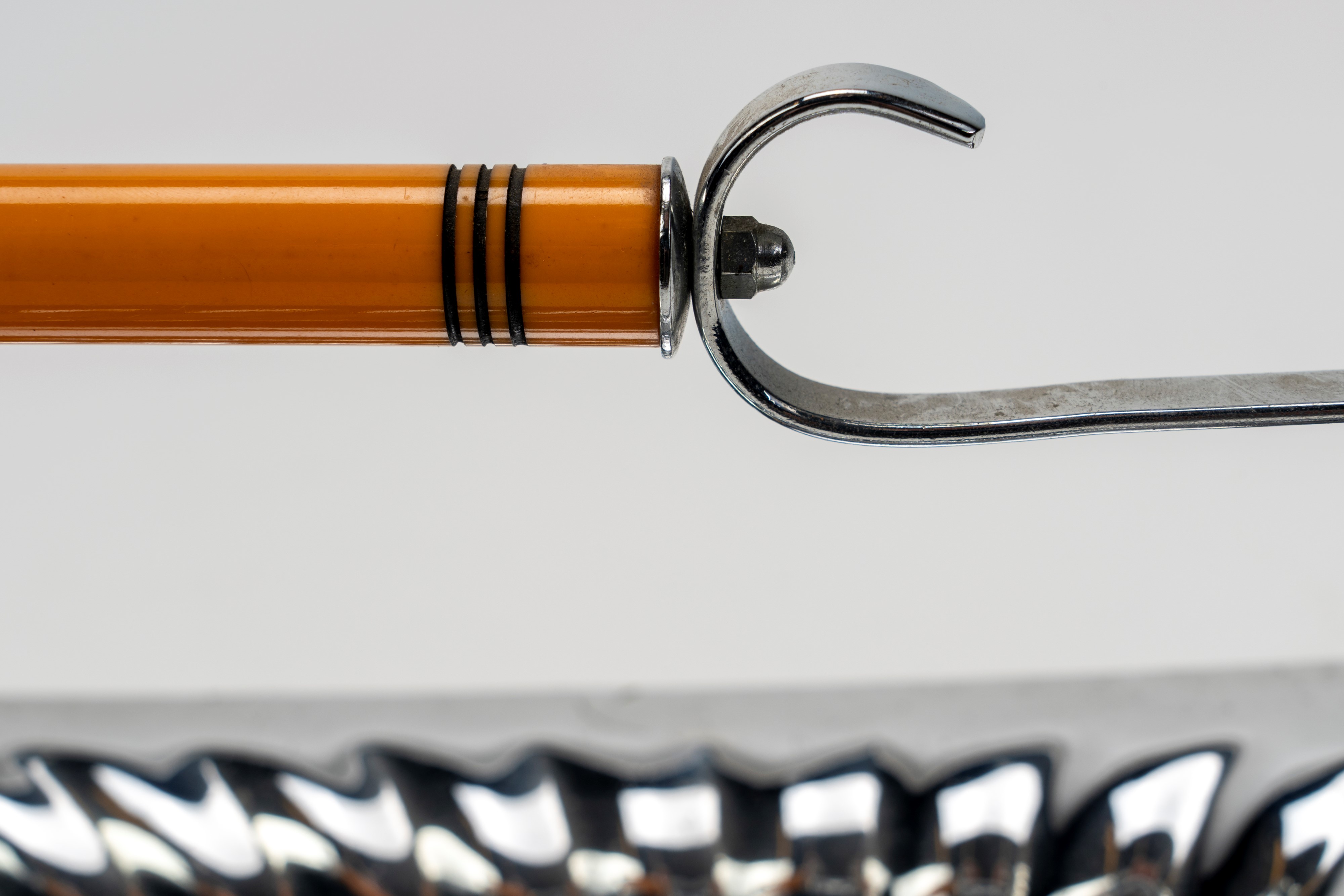 Cestino con manico in metallo cromato e bachelite