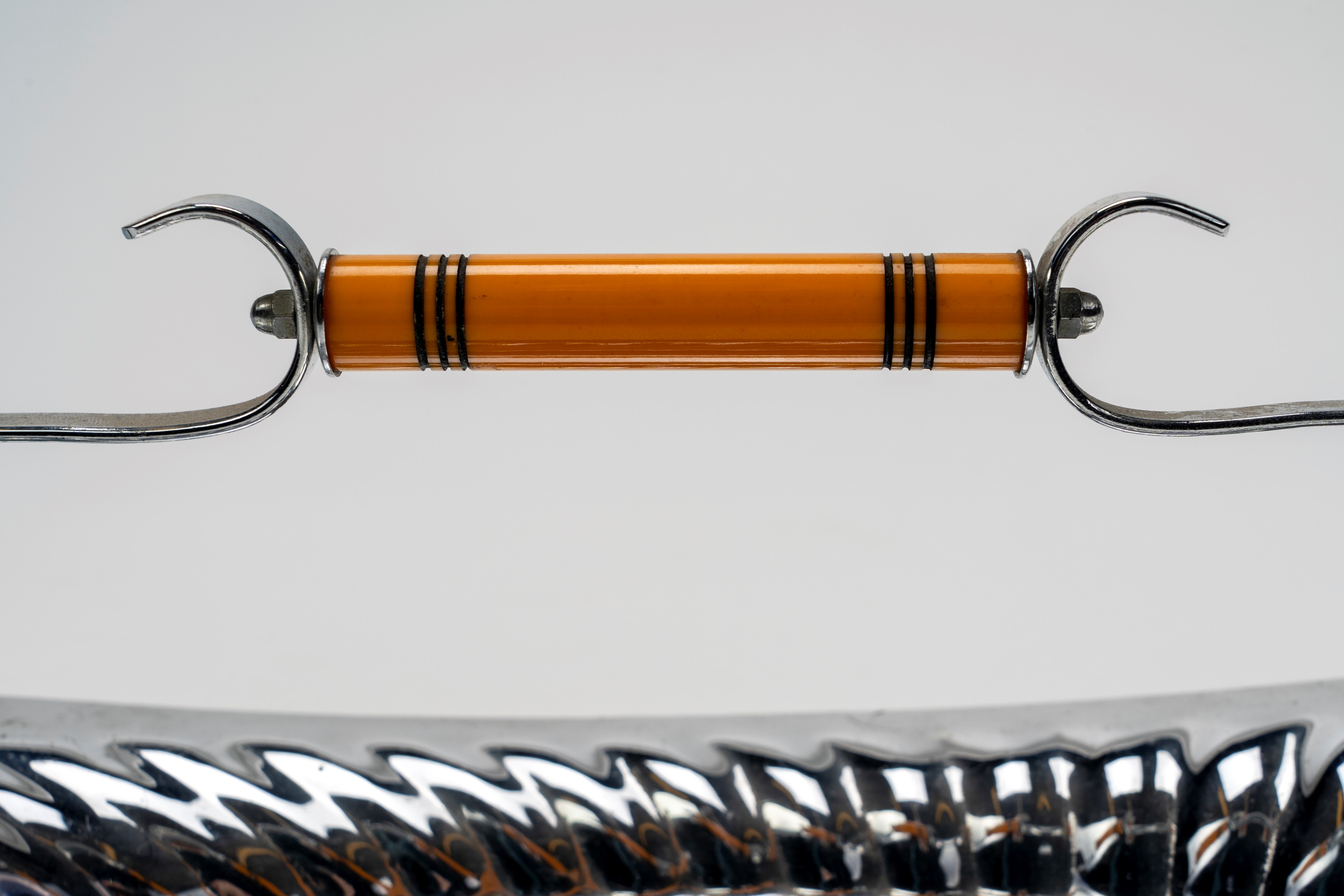 Cestino con manico in metallo cromato e bachelite