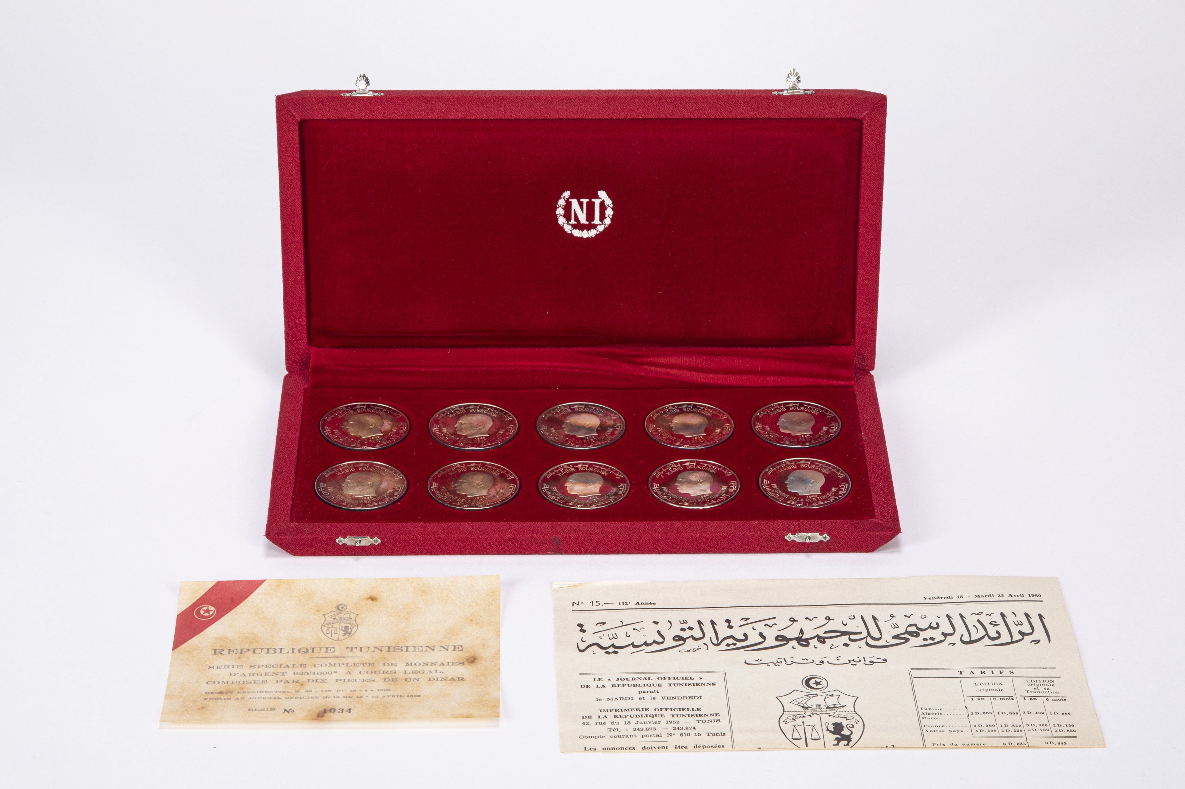 Elegante cofanetto contenente 10 monete da un Dinar, 1969.