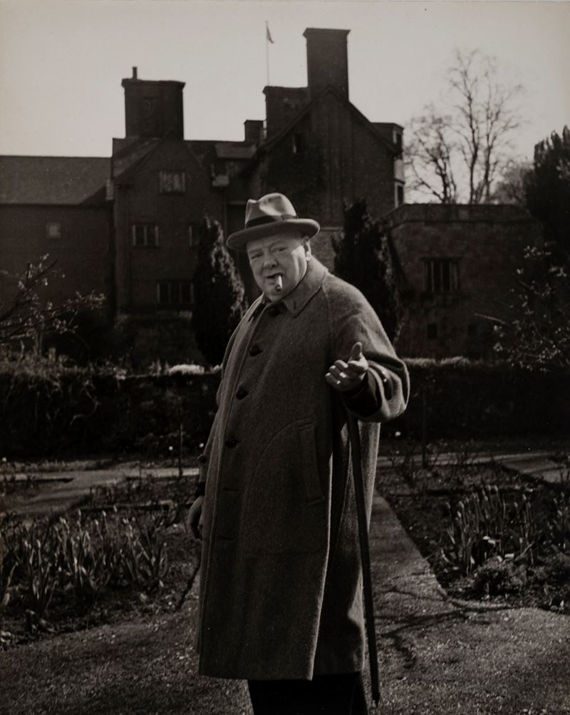Winston Churchill in front of Cahrtwell