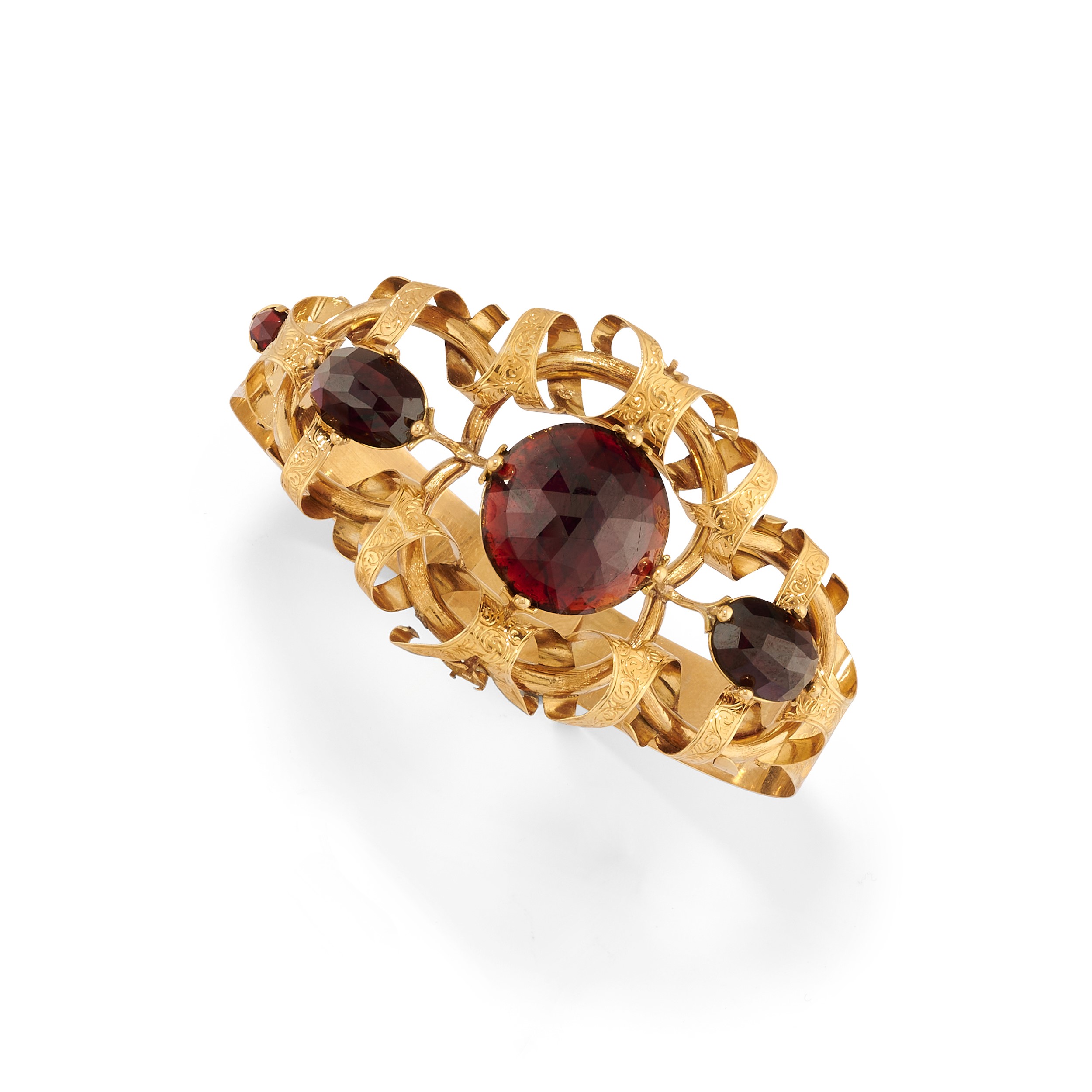 Demi-parure, bracciale e spille in oro giallo 18k con granati, fine XIX - inizi XX secolo