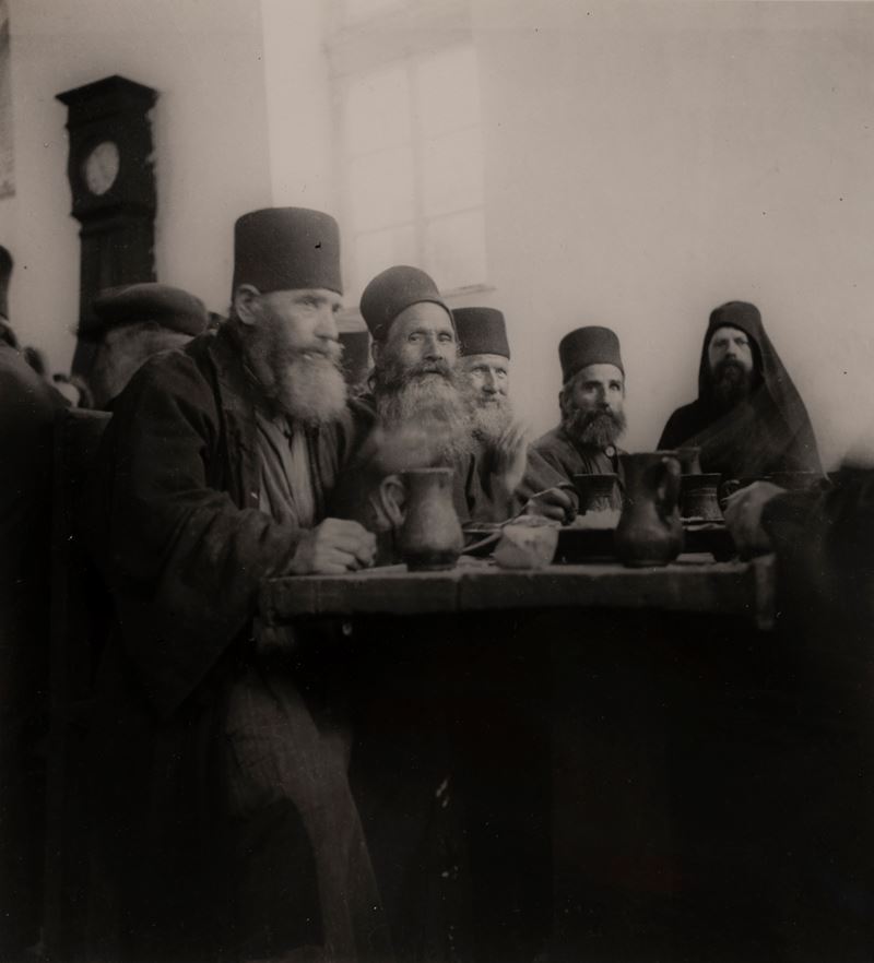 Monaci a pranzo nel convento di Cant... nel giorno di Pasqua