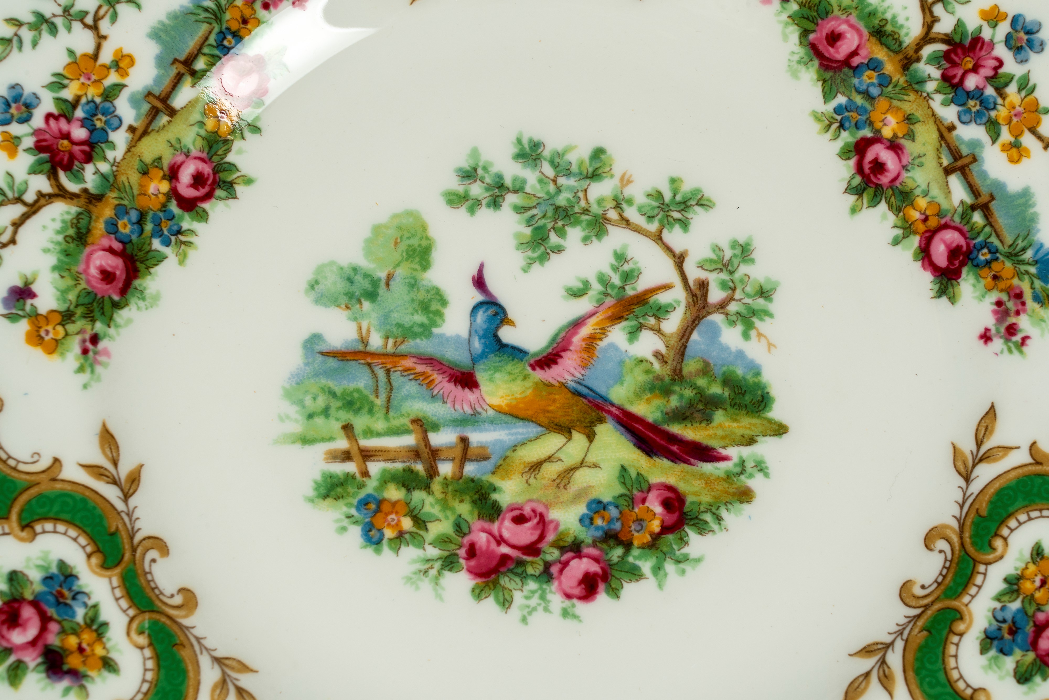 Servizio in Porcellana Decorata in Policromia a Motivi Floreali, Uccelli, Riserve e Bordure Verdi...