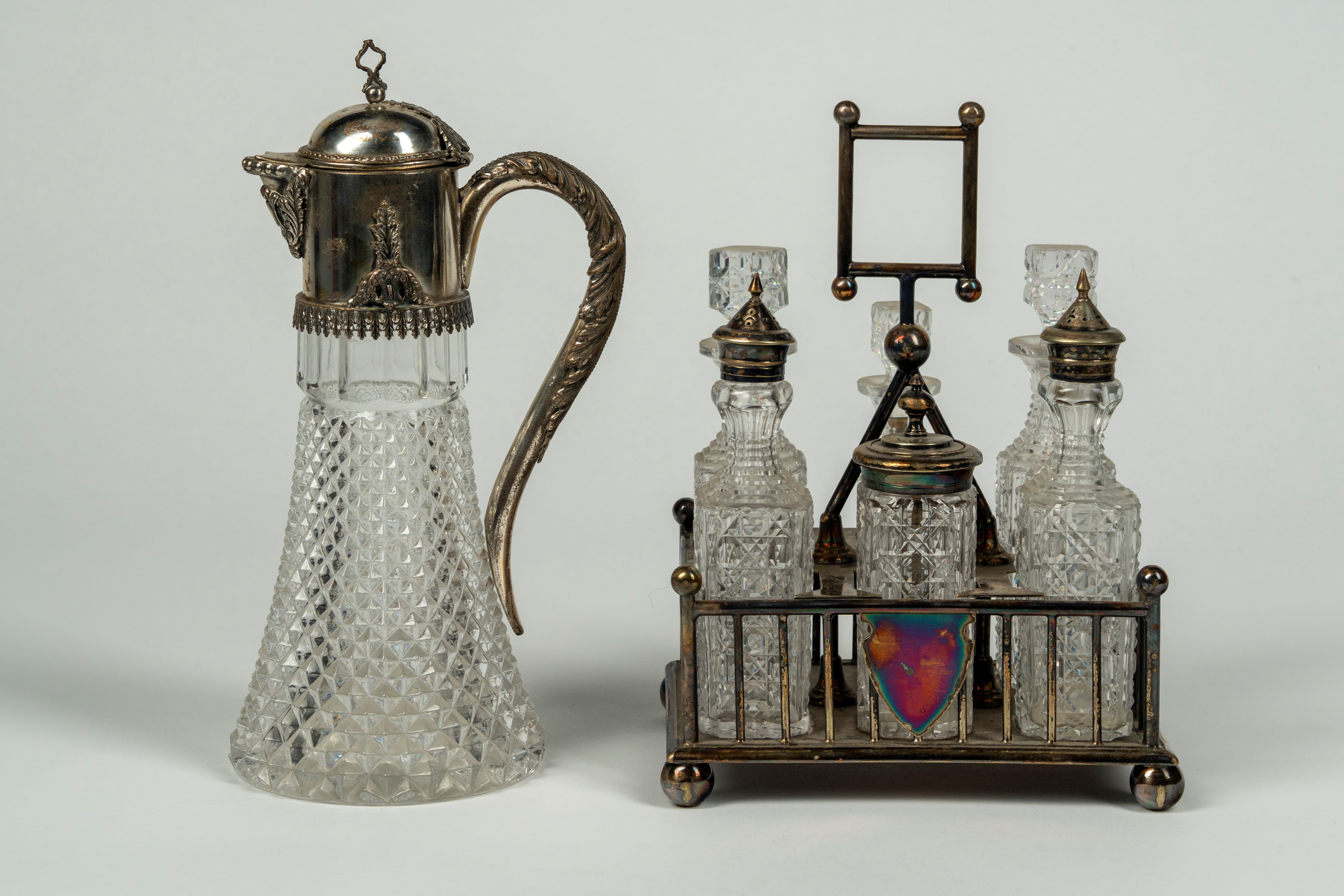 Inghilterra, Cruet e caraffa in cristallo molato con metallo argentato