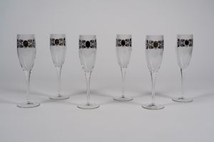 Sei flute con decoro a medaglione a rilievo e volute in argento 