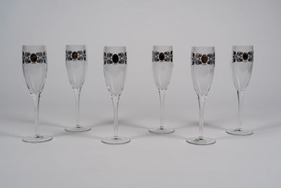 Sei Flute con Decoro a Medaglione a Rilievo e Volute in Argento