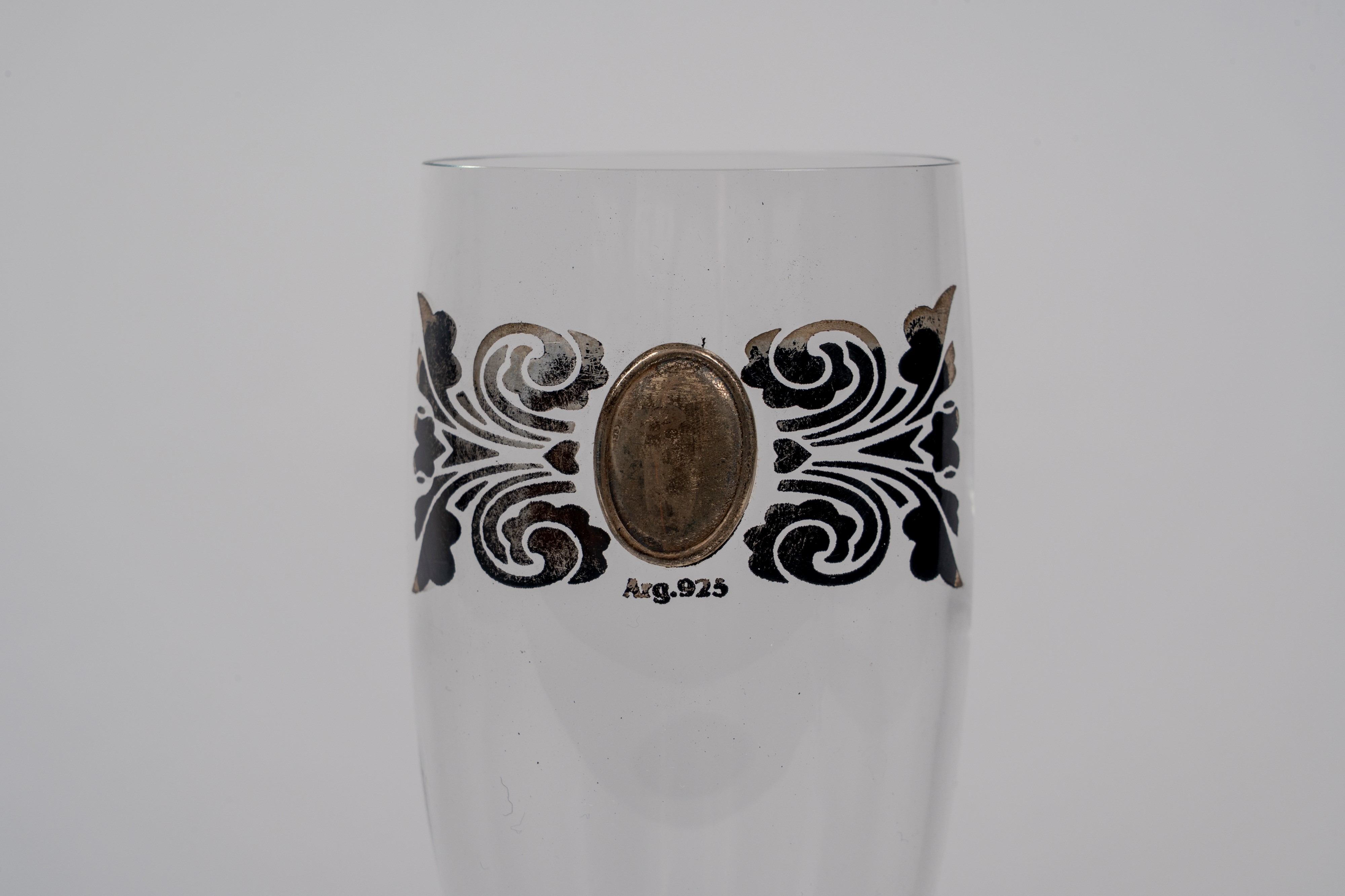 Sei Flute con Decoro a Medaglione a Rilievo e Volute in Argento