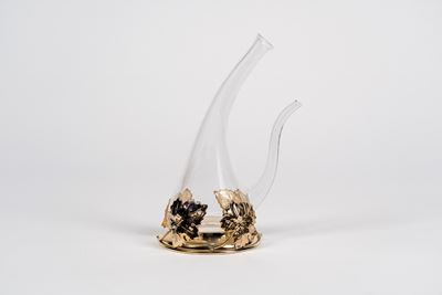 Piccolo decanter, vetro trasparente con base in metallo dorato a foglie di vite