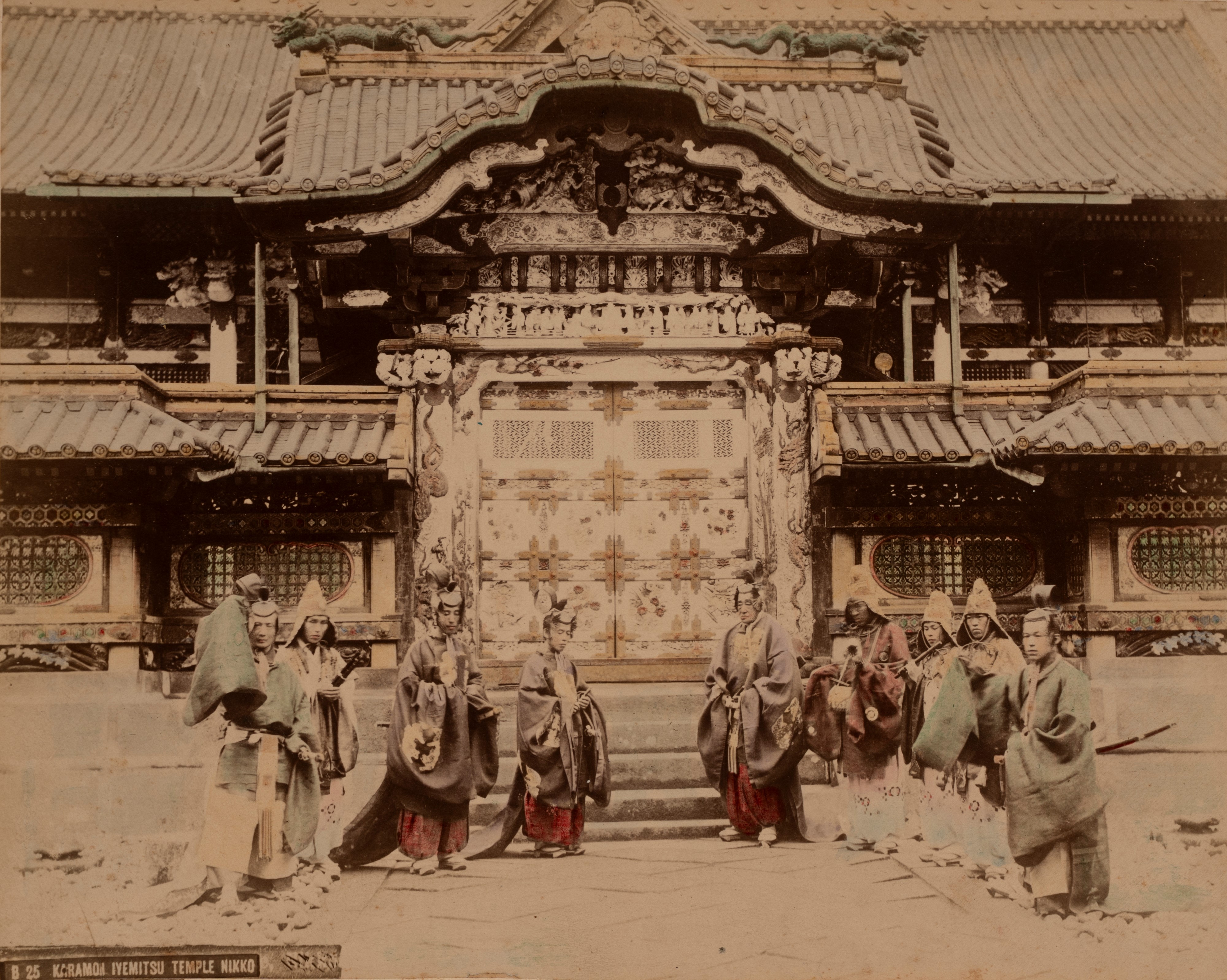 Karamoa Iyemitsu Temple Nikko ; Senza titolo (ritratto)