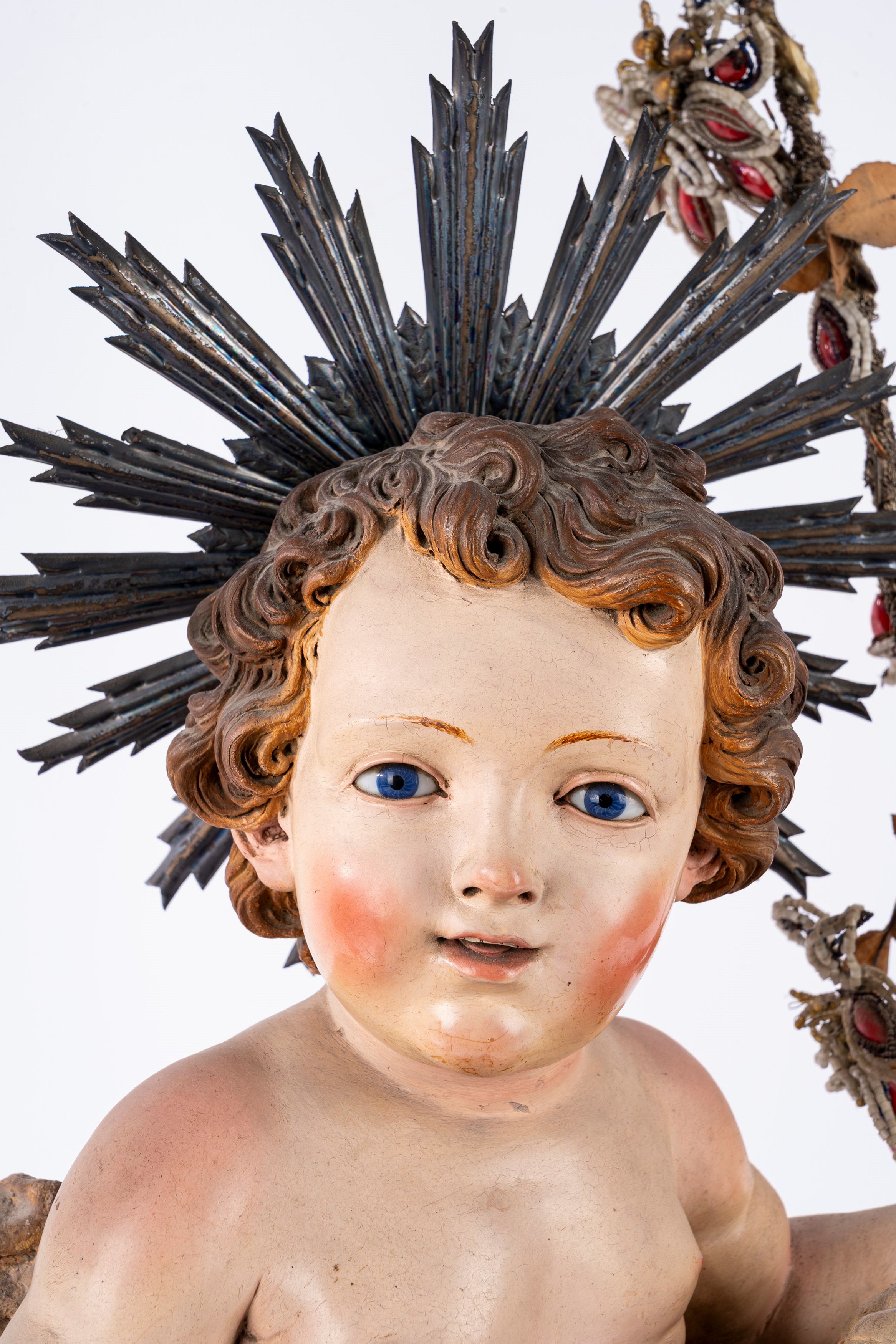 Gesù bambino seduto su base rocciosa con agnello accovacciato in terracotta e cartapesta policrom...