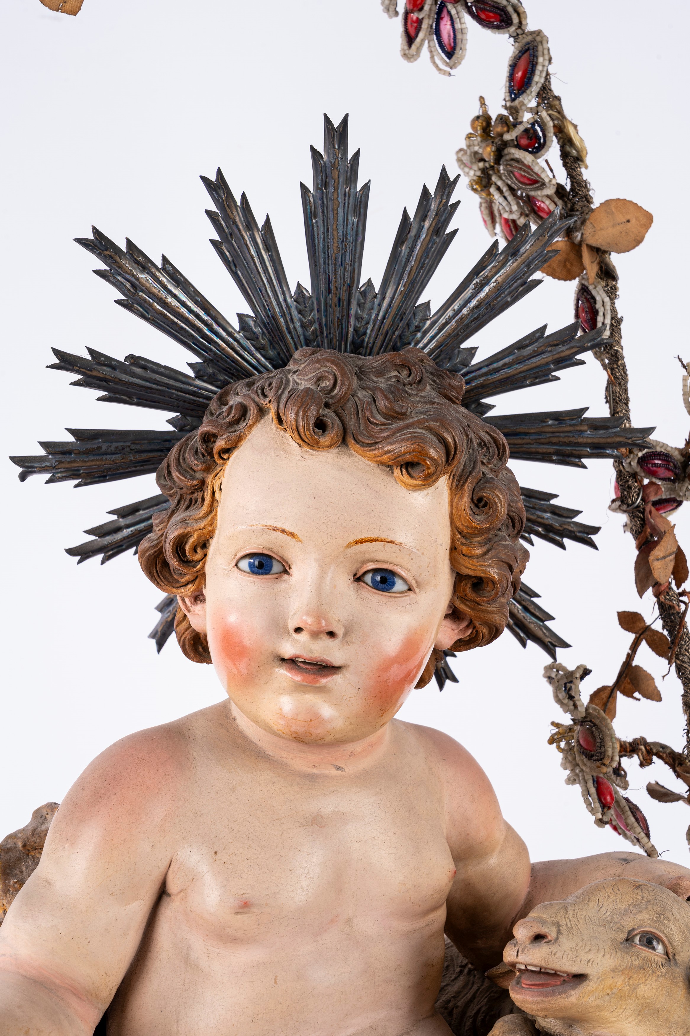 Gesù bambino seduto su base rocciosa con agnello accovacciato in terracotta e cartapesta policrom...