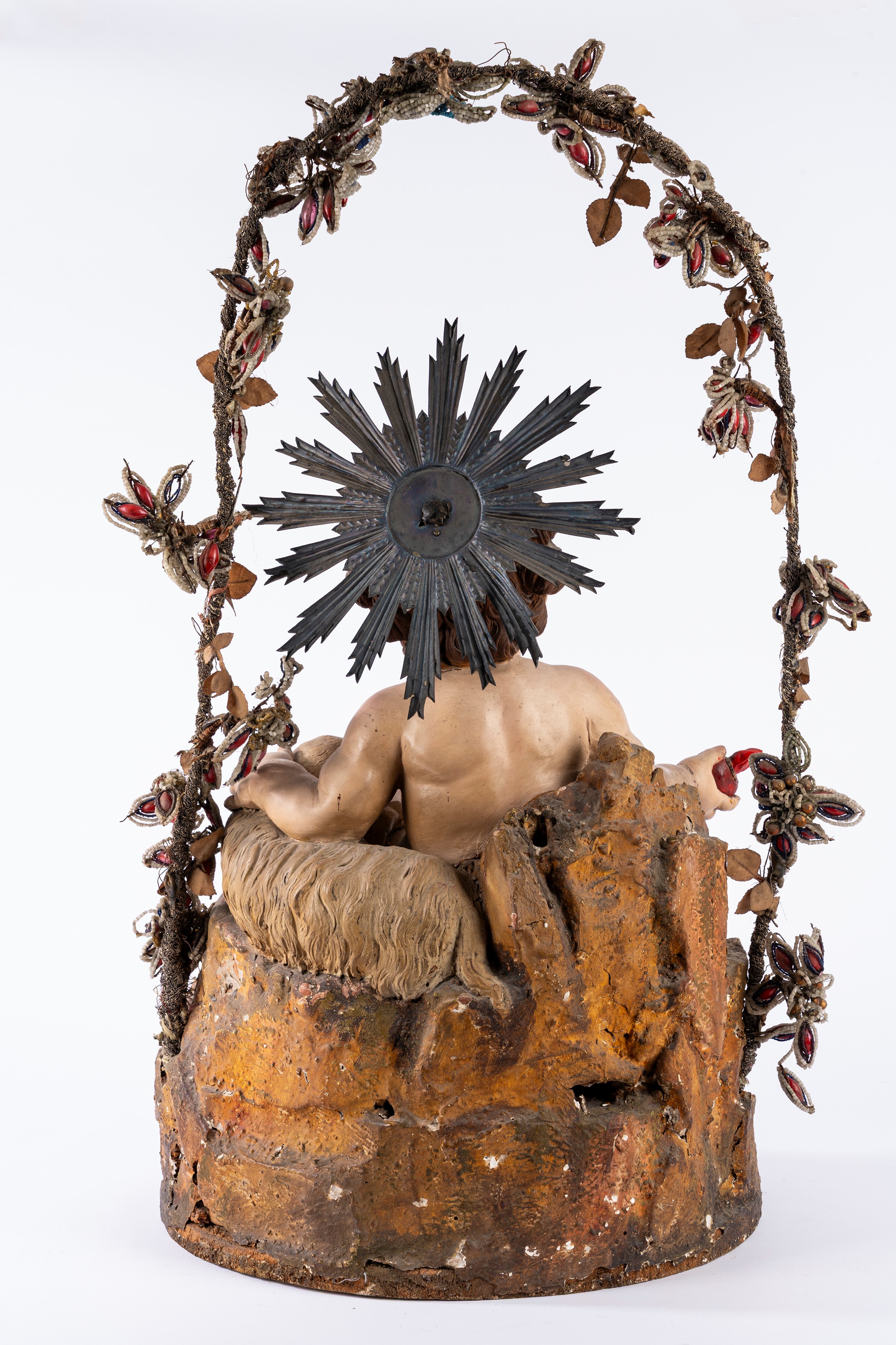 Gesù bambino seduto su base rocciosa con agnello accovacciato in terracotta e cartapesta policrom...