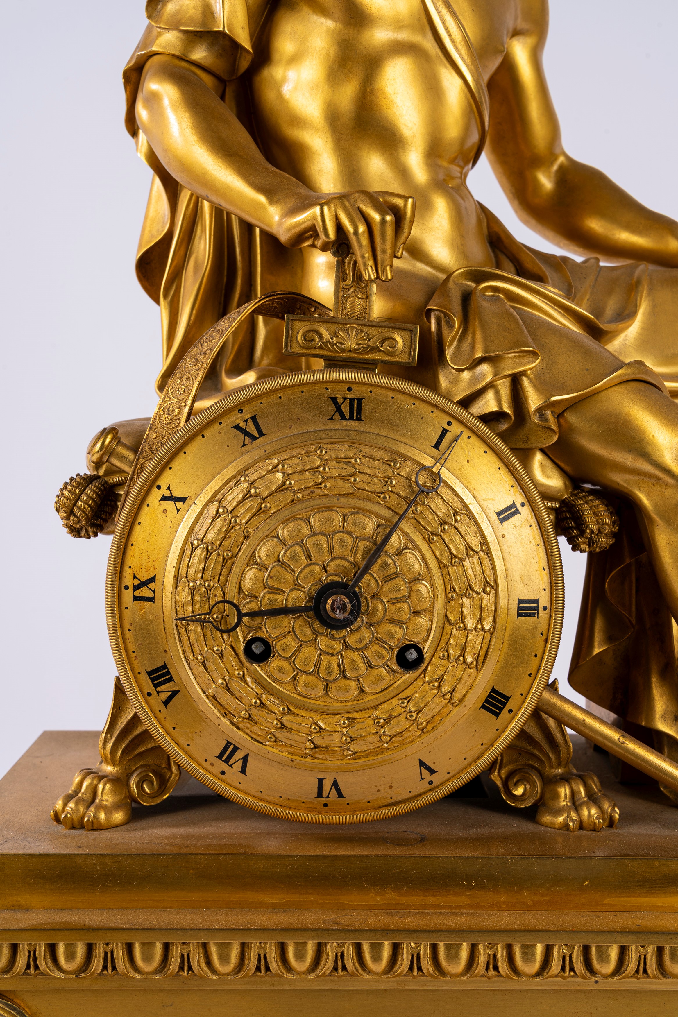 Pendola da appoggio in bronzo dorato. Francia, secolo XIX.