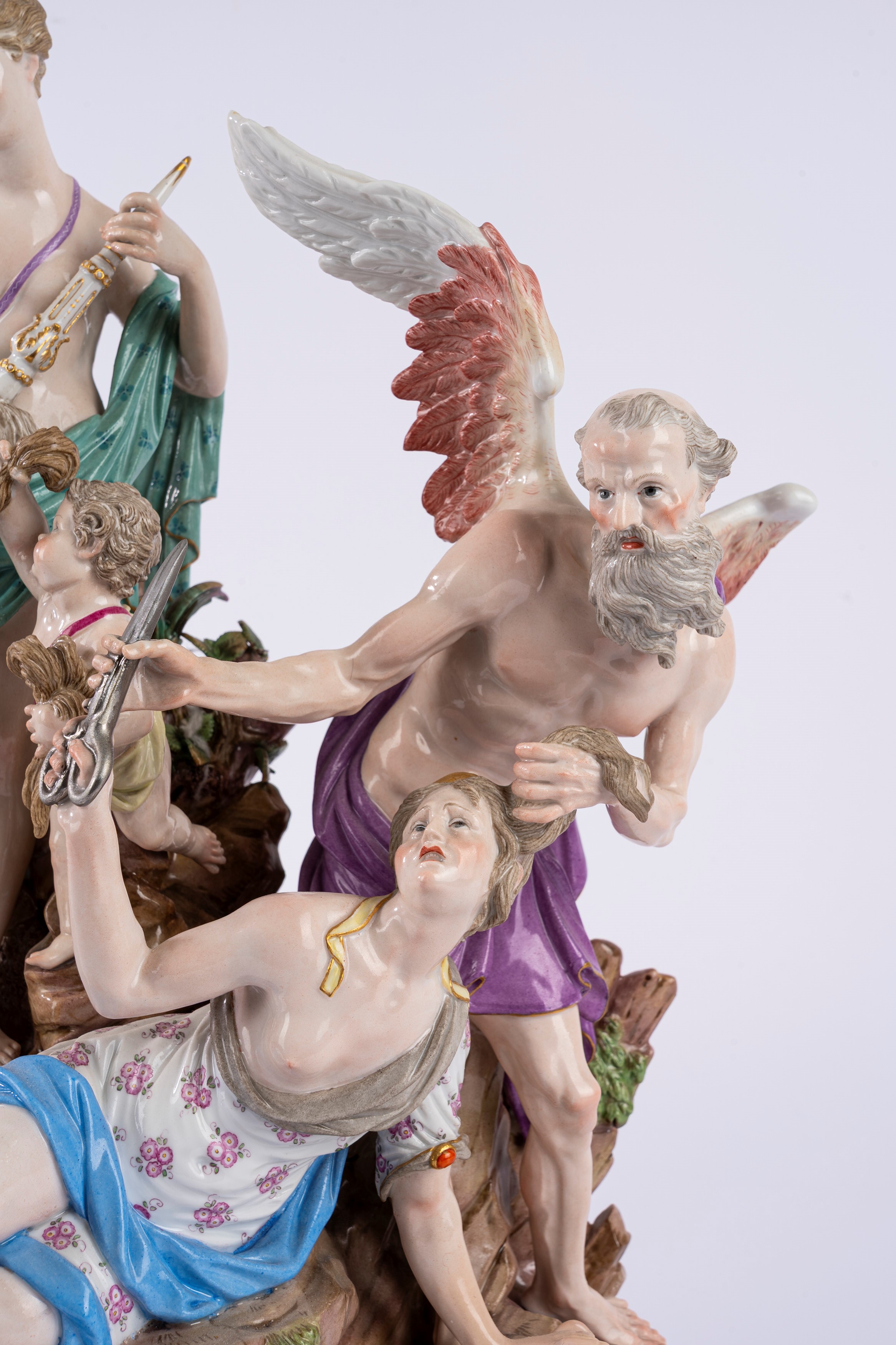 Gruppo in porcellana policroma raffigurante le Tre Parche con Saturno. Meissen, fine secolo XIX